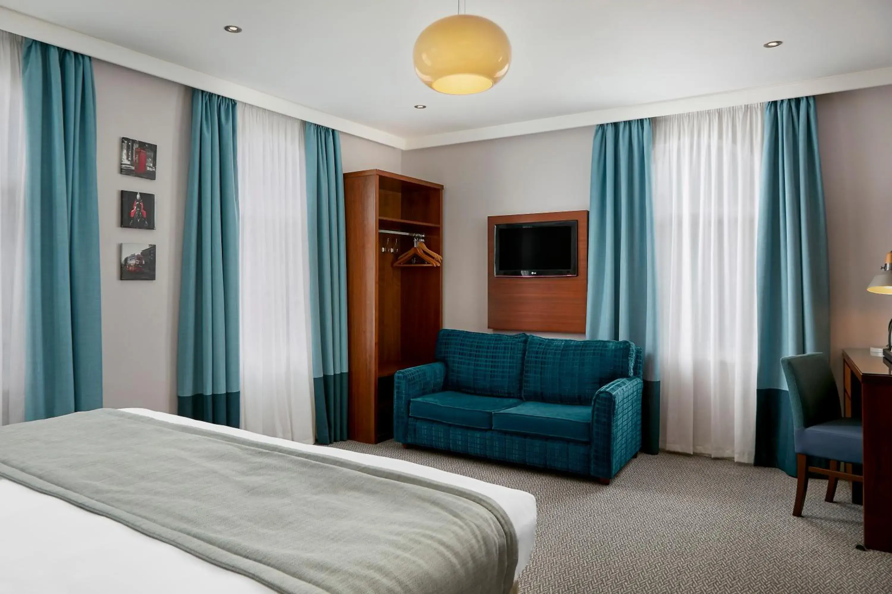 Property building, Bed in Seraphine Hammersmith Hotel Property building, Bed in Seraphine Hammersmith Hotel