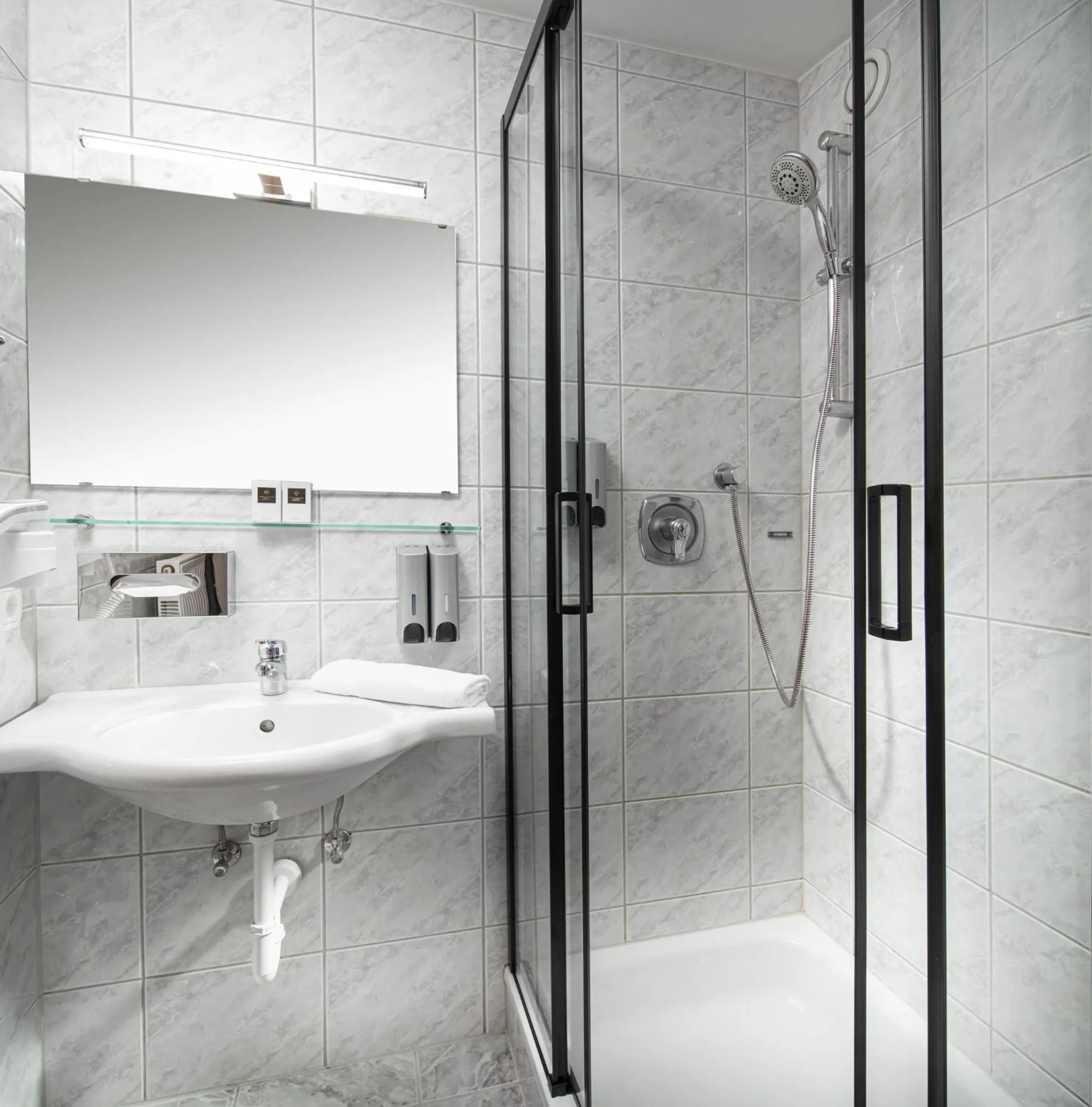 Shower in Hotel Höhlenstein