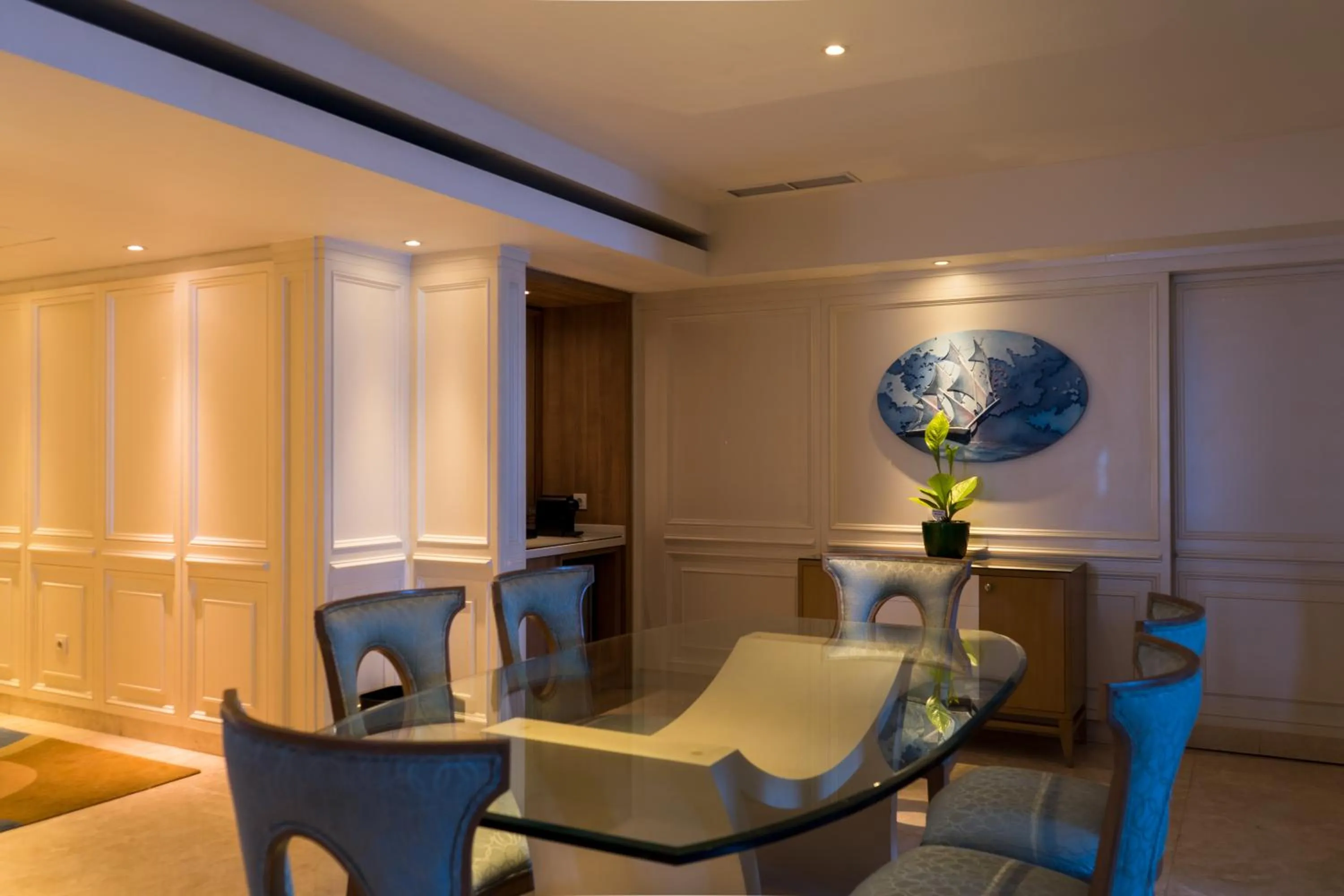 Dining area in Mercure Convention Center Ancol