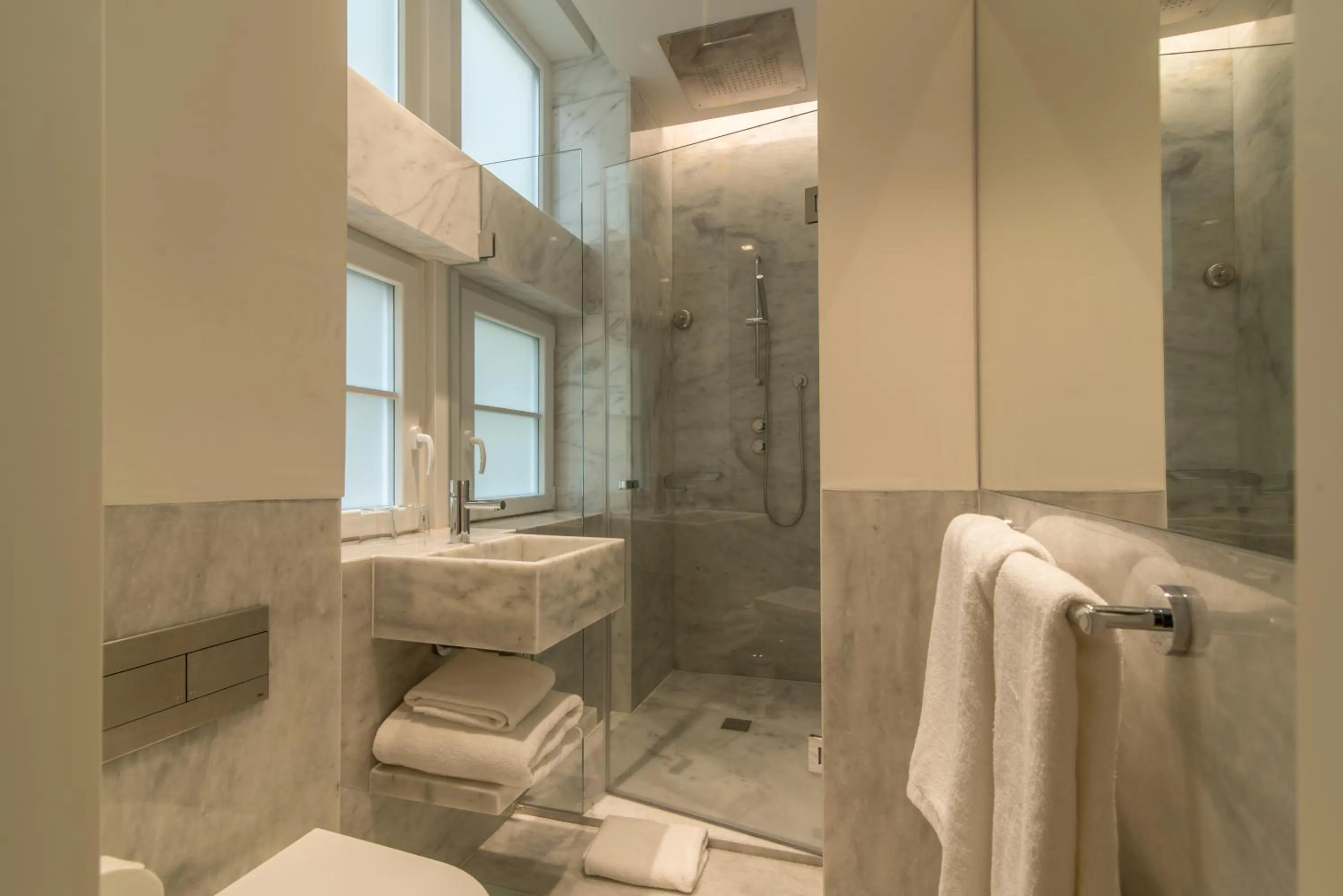 Shower in Hotel da Baixa