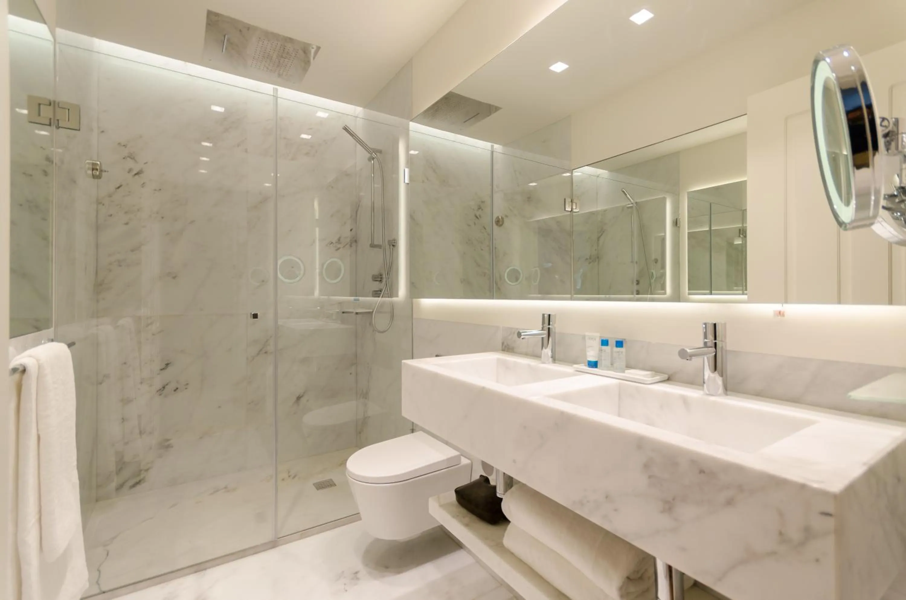 Shower in Hotel da Baixa