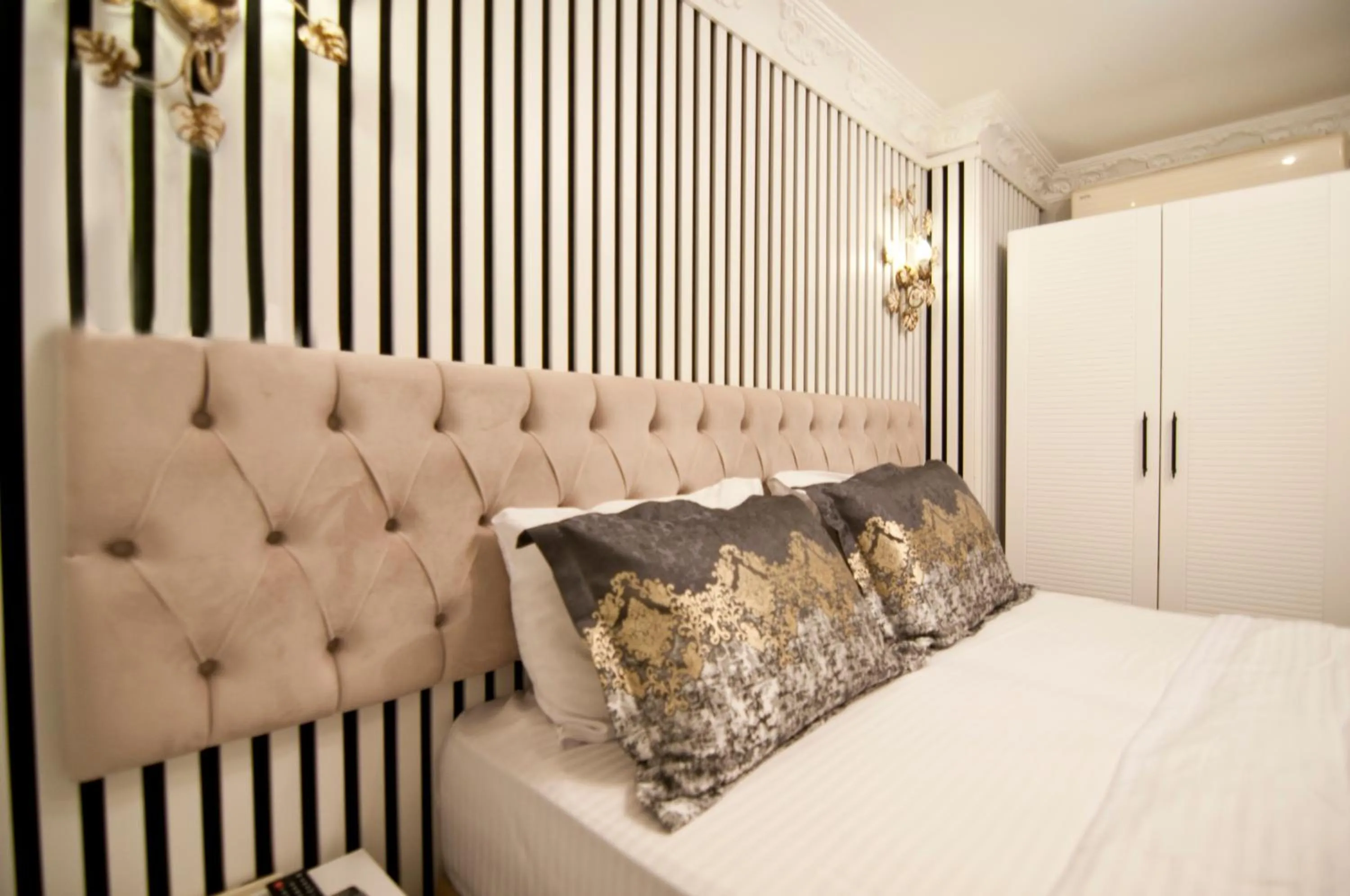 Photo of the whole room, Bed in Hotel Broken Column