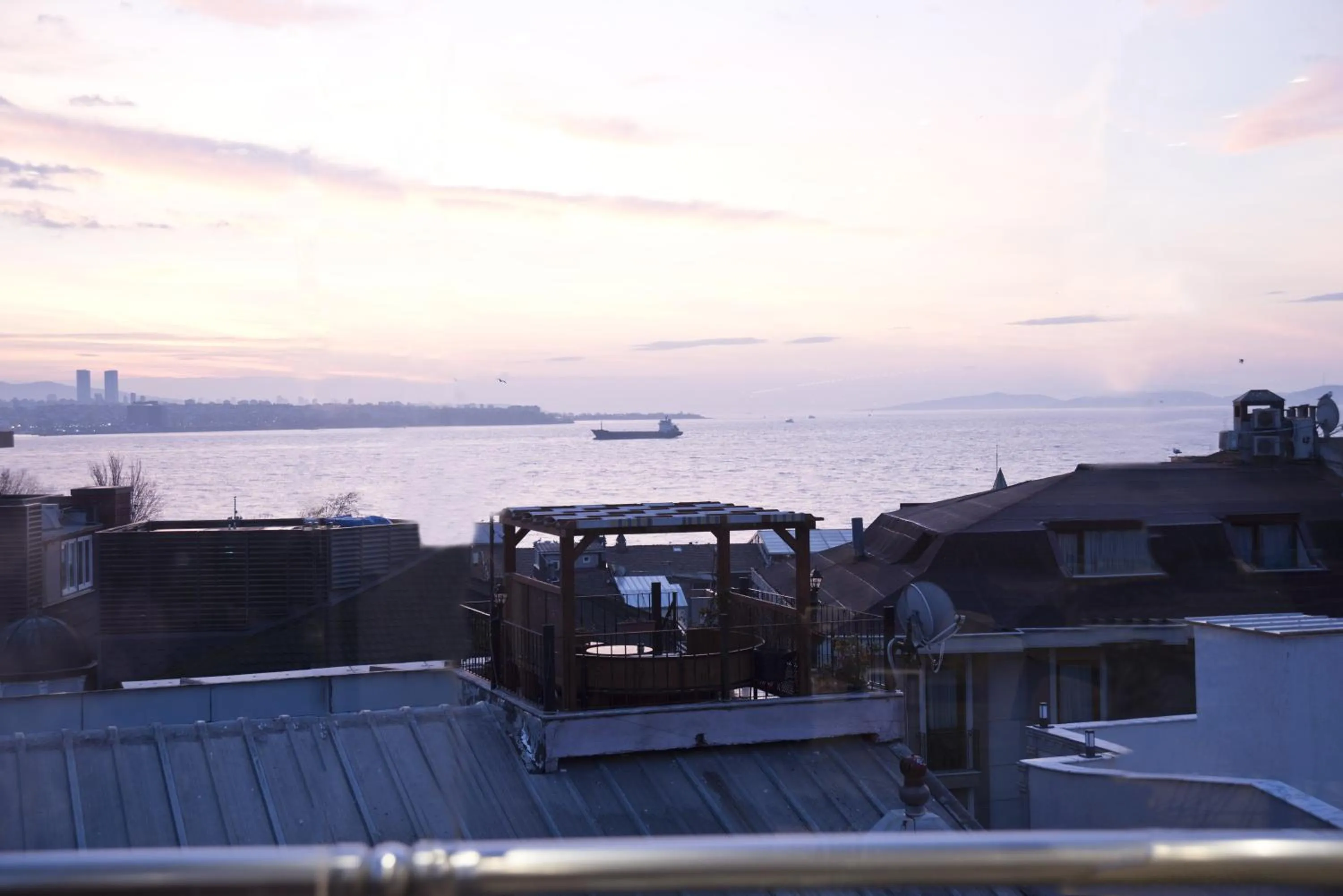 Restaurant/places to eat in Hotel Broken Column