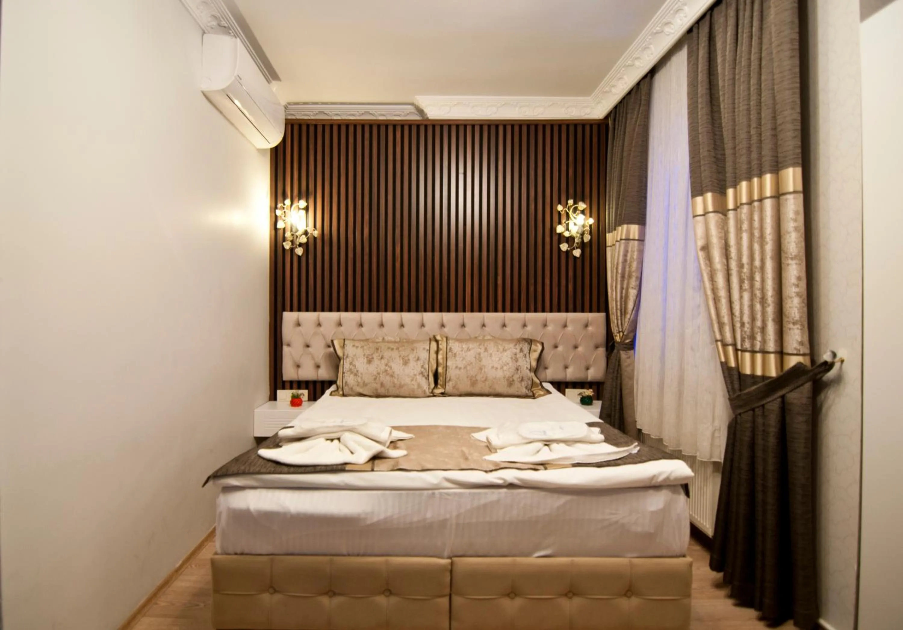 Photo of the whole room, Bed in Hotel Broken Column