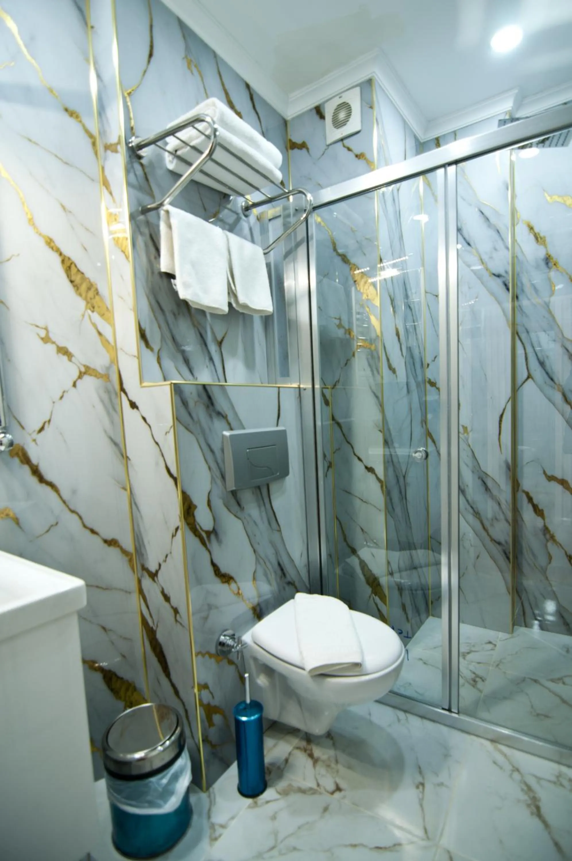 Bathroom in Hotel Broken Column