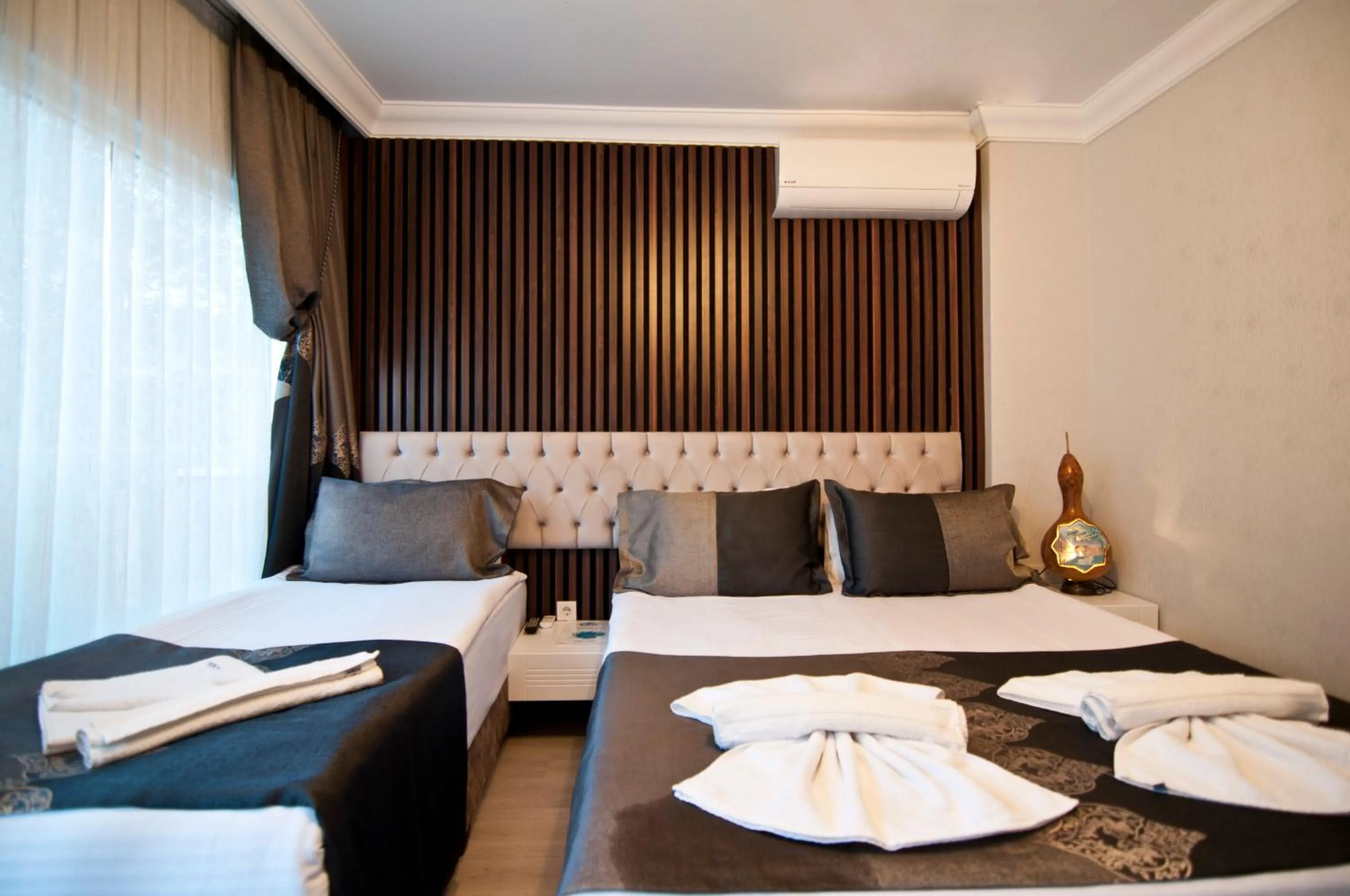 Photo of the whole room, Bed in Hotel Broken Column