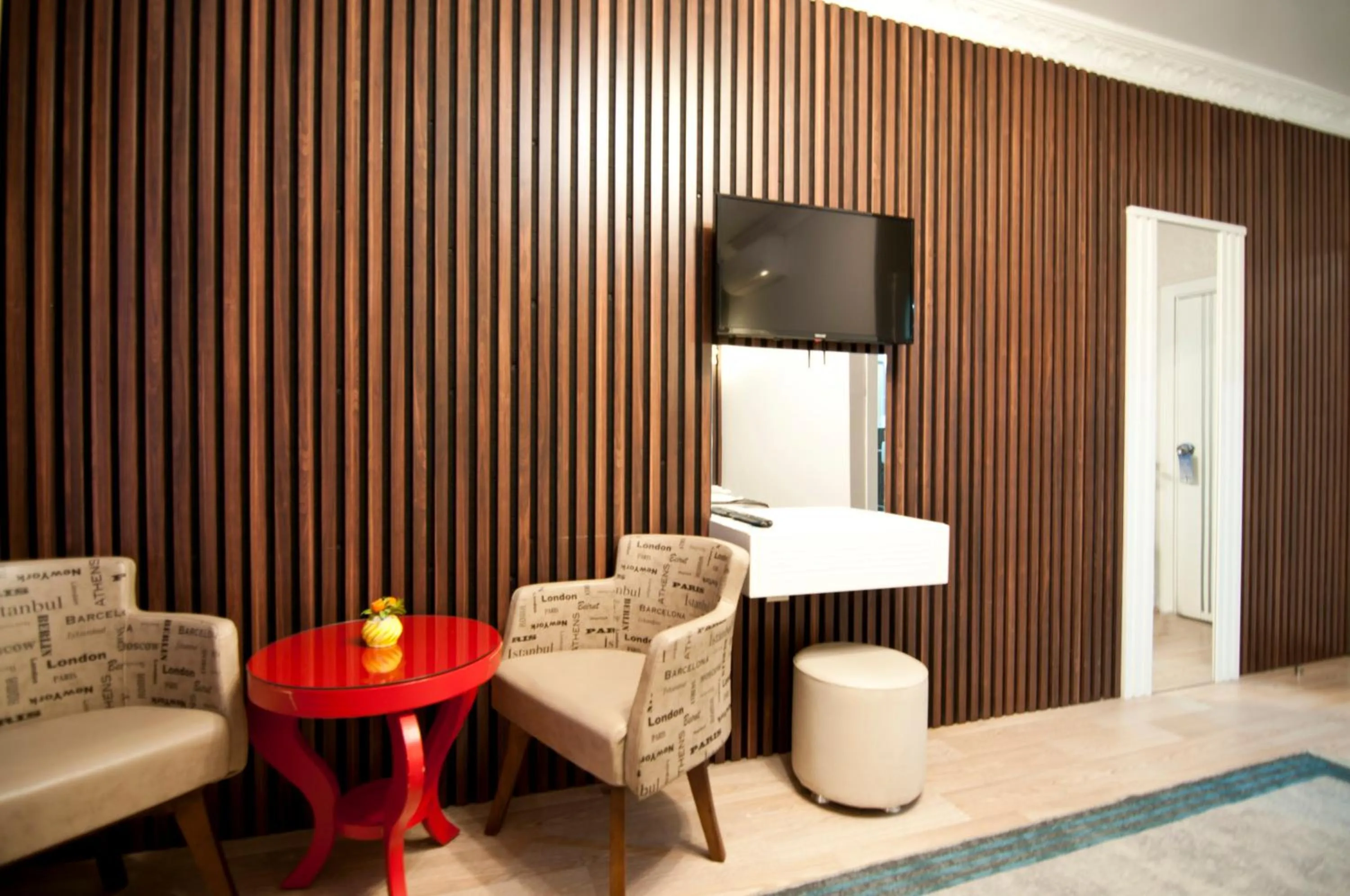 Photo of the whole room in Hotel Broken Column