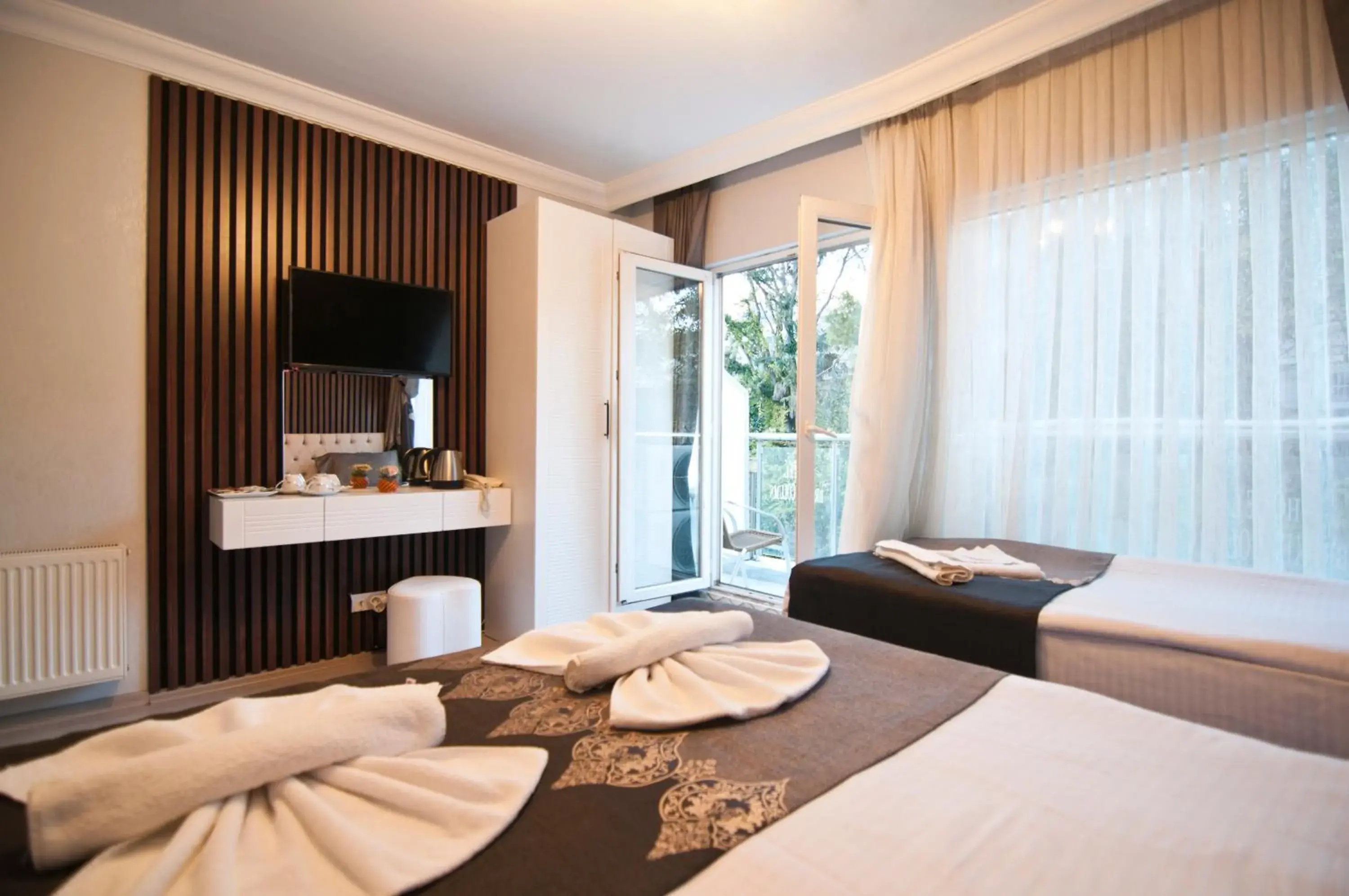 Photo of the whole room, Bed in Hotel Broken Column Photo of the whole room, Bed in Hotel Broken Column