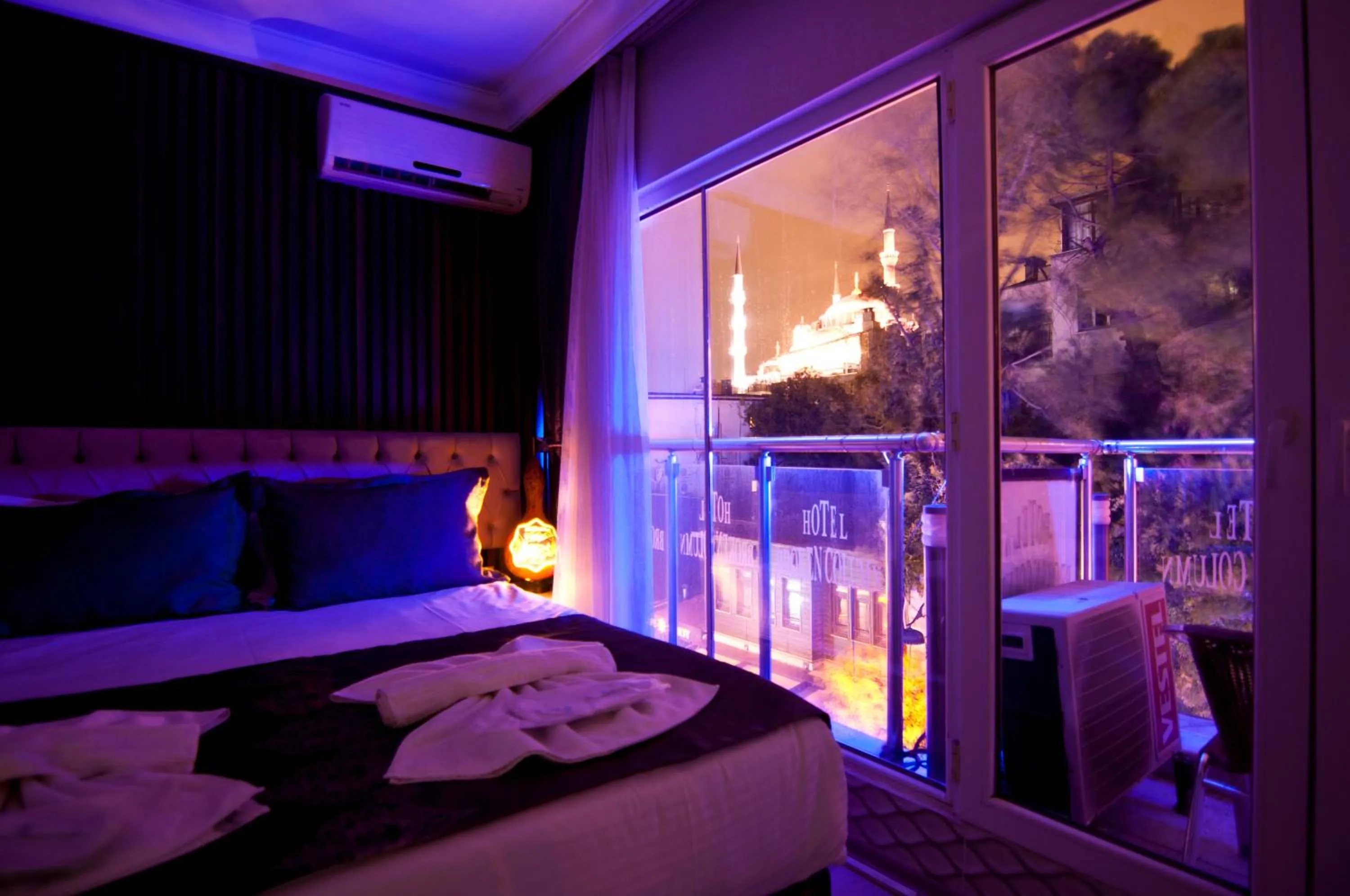 Photo of the whole room, Bed in Hotel Broken Column