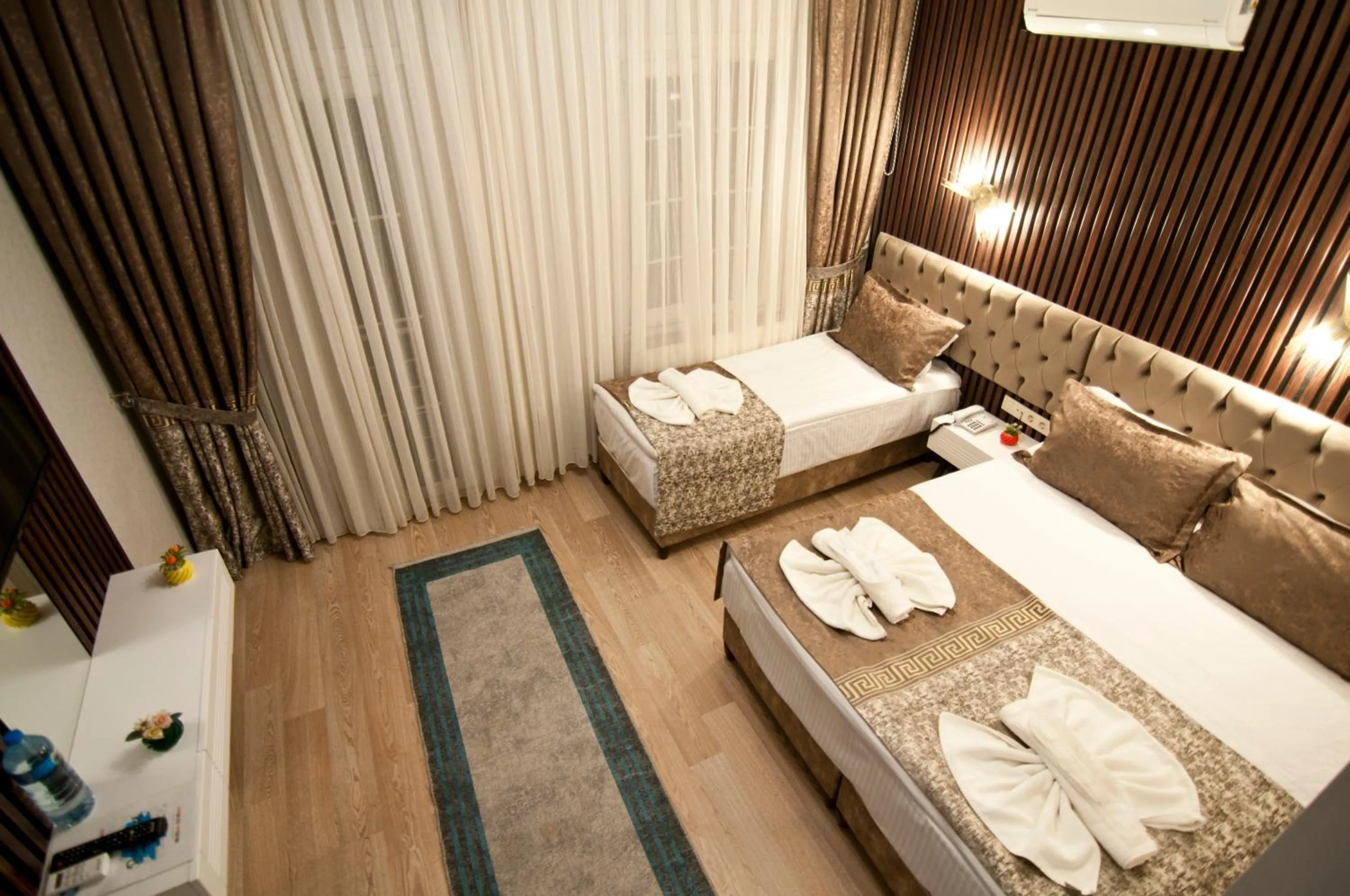 Photo of the whole room, Bed in Hotel Broken Column