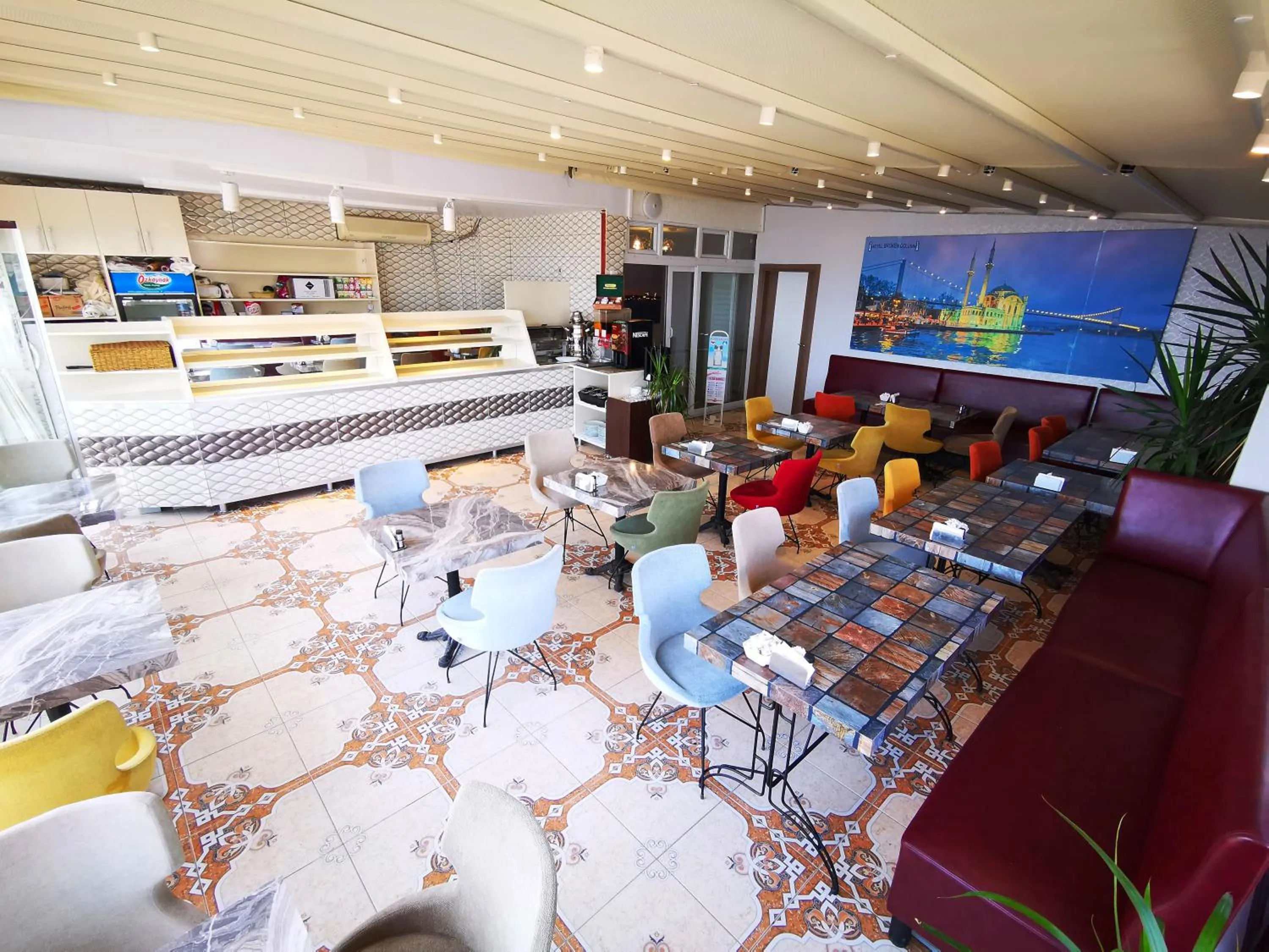 Restaurant/places to eat in Hotel Broken Column