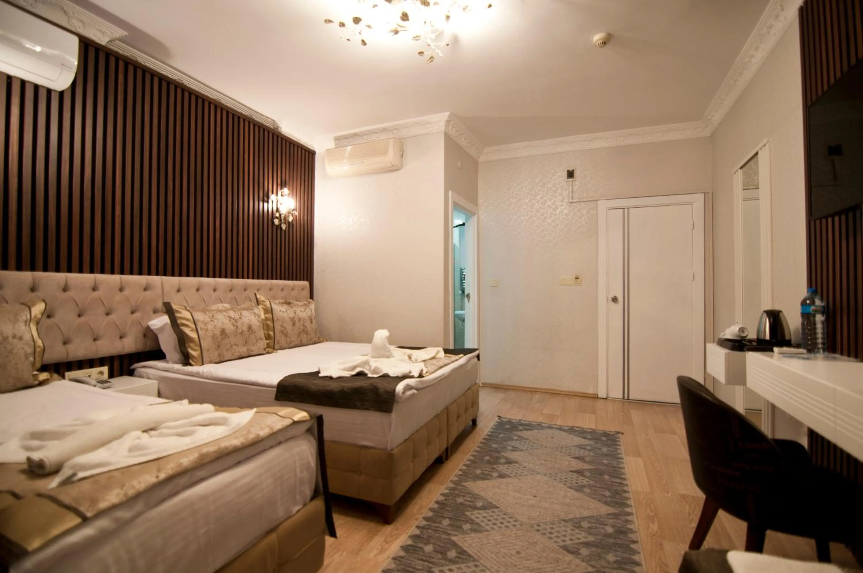 Photo of the whole room, Bed in Hotel Broken Column