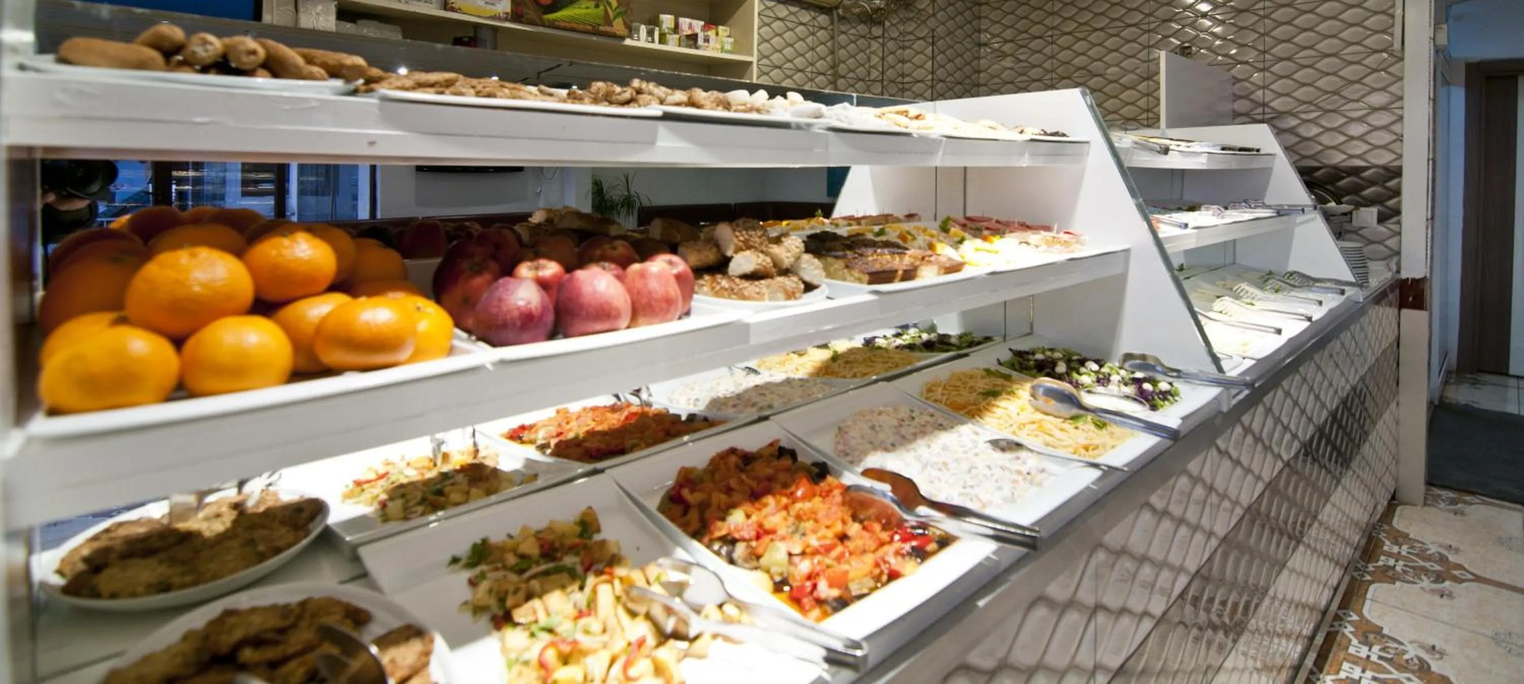 Breakfast in Hotel Broken Column