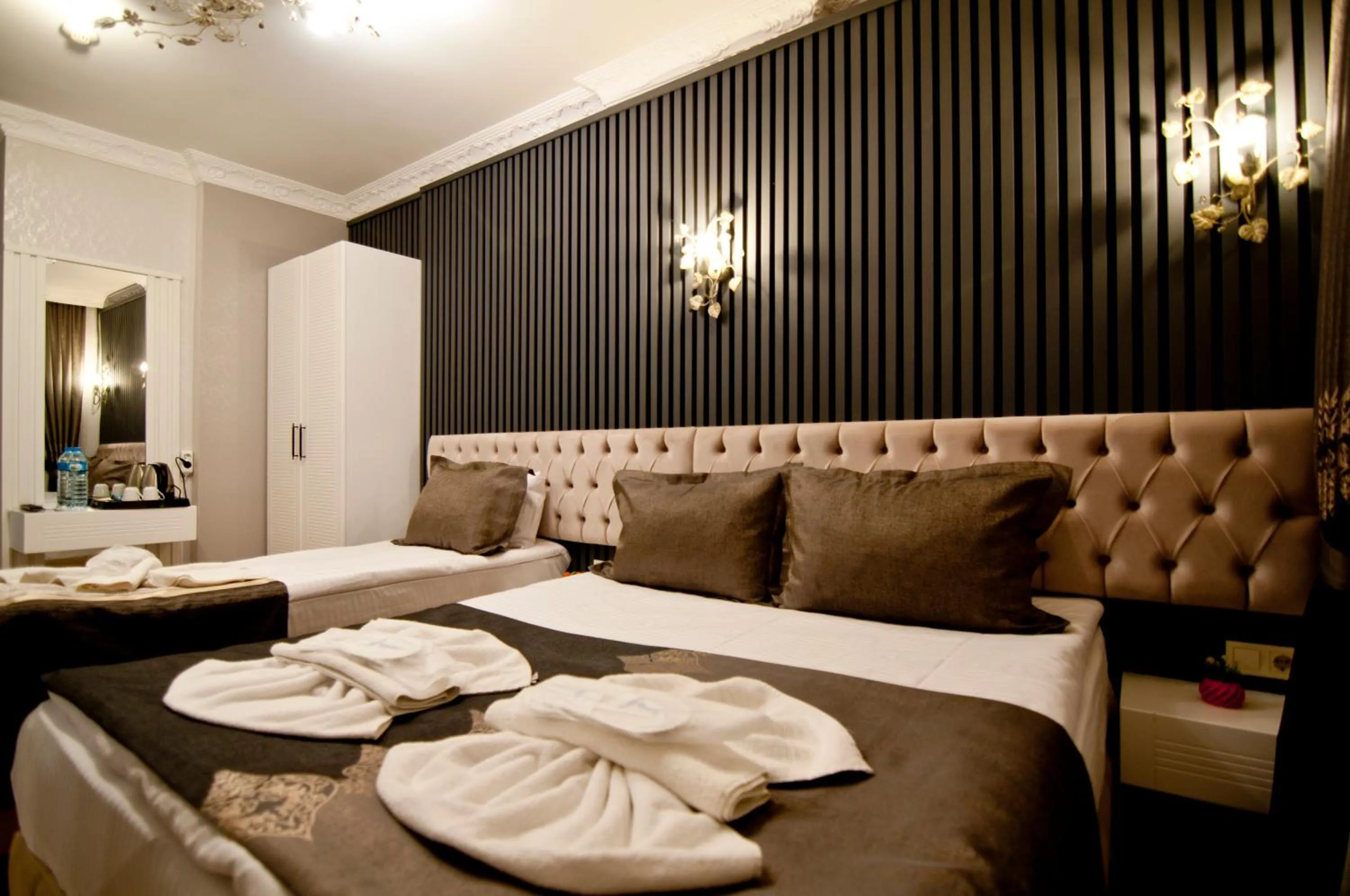 Photo of the whole room, Bed in Hotel Broken Column