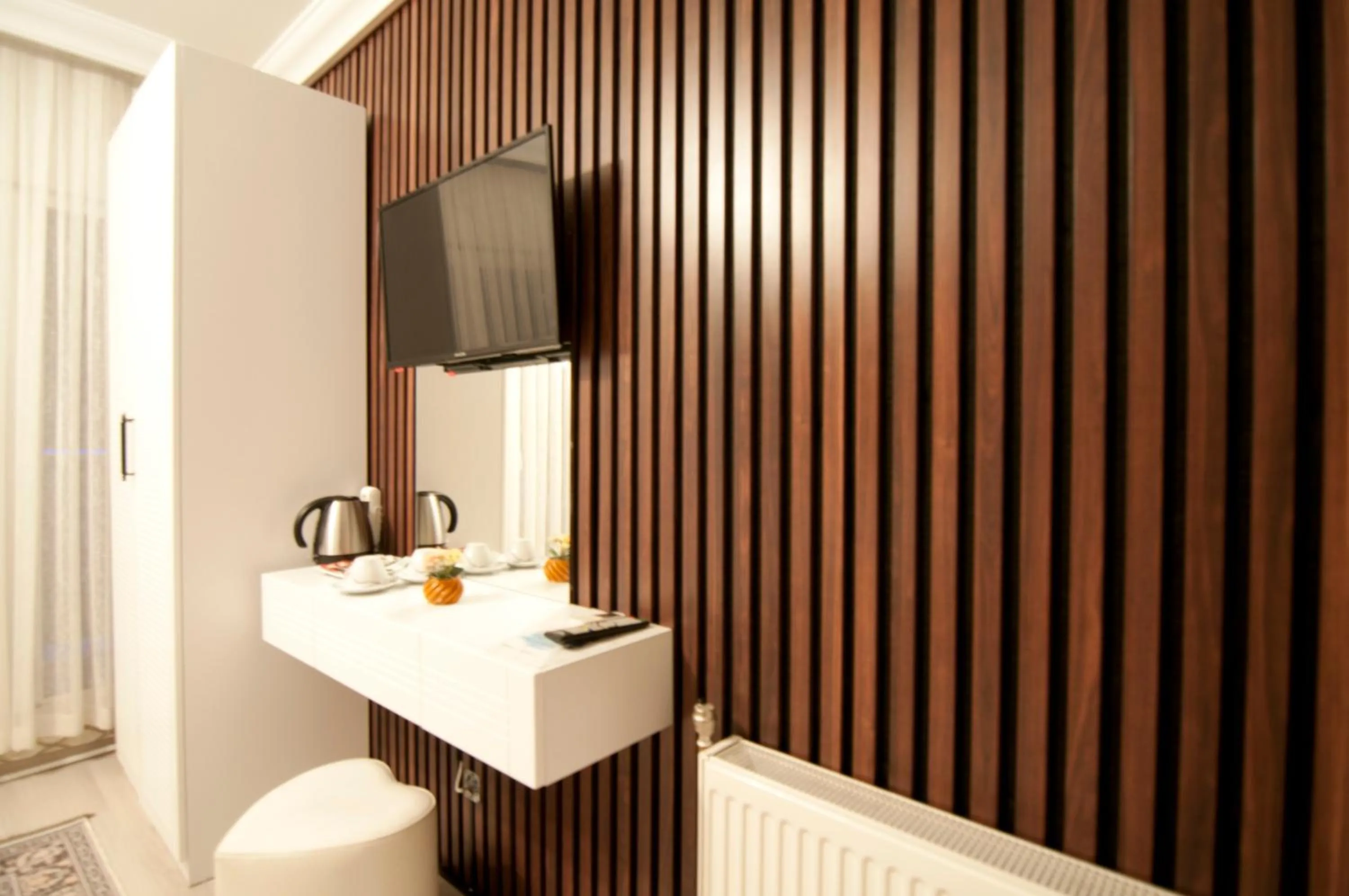 Photo of the whole room in Hotel Broken Column