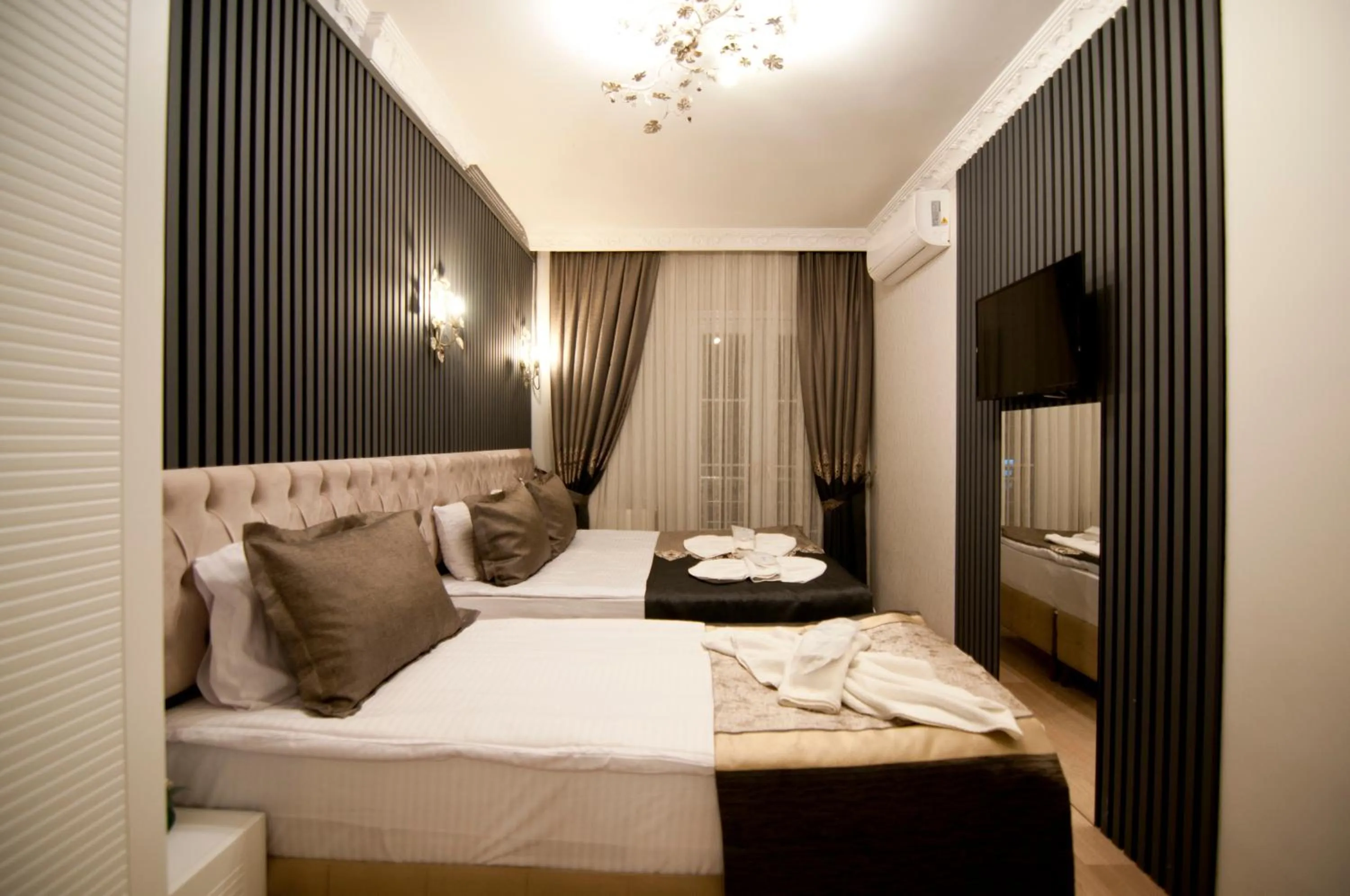 Photo of the whole room, Bed in Hotel Broken Column