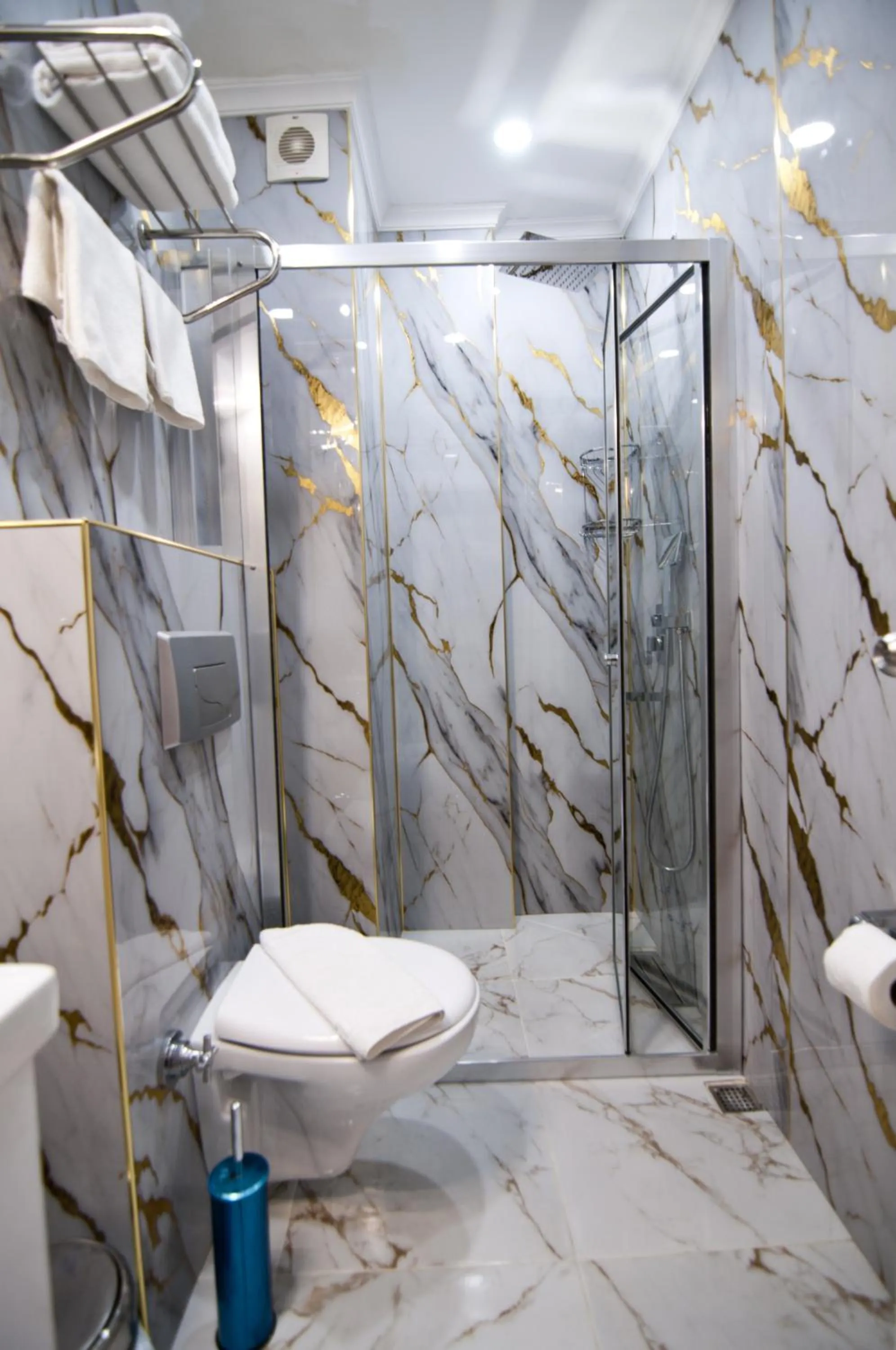 Bathroom in Hotel Broken Column