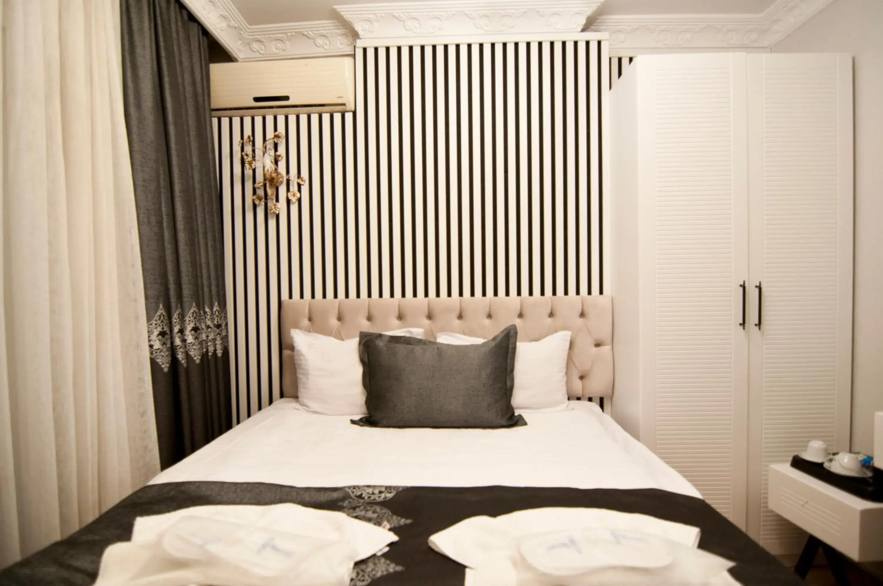 Photo of the whole room, Bed in Hotel Broken Column Photo of the whole room, Bed in Hotel Broken Column