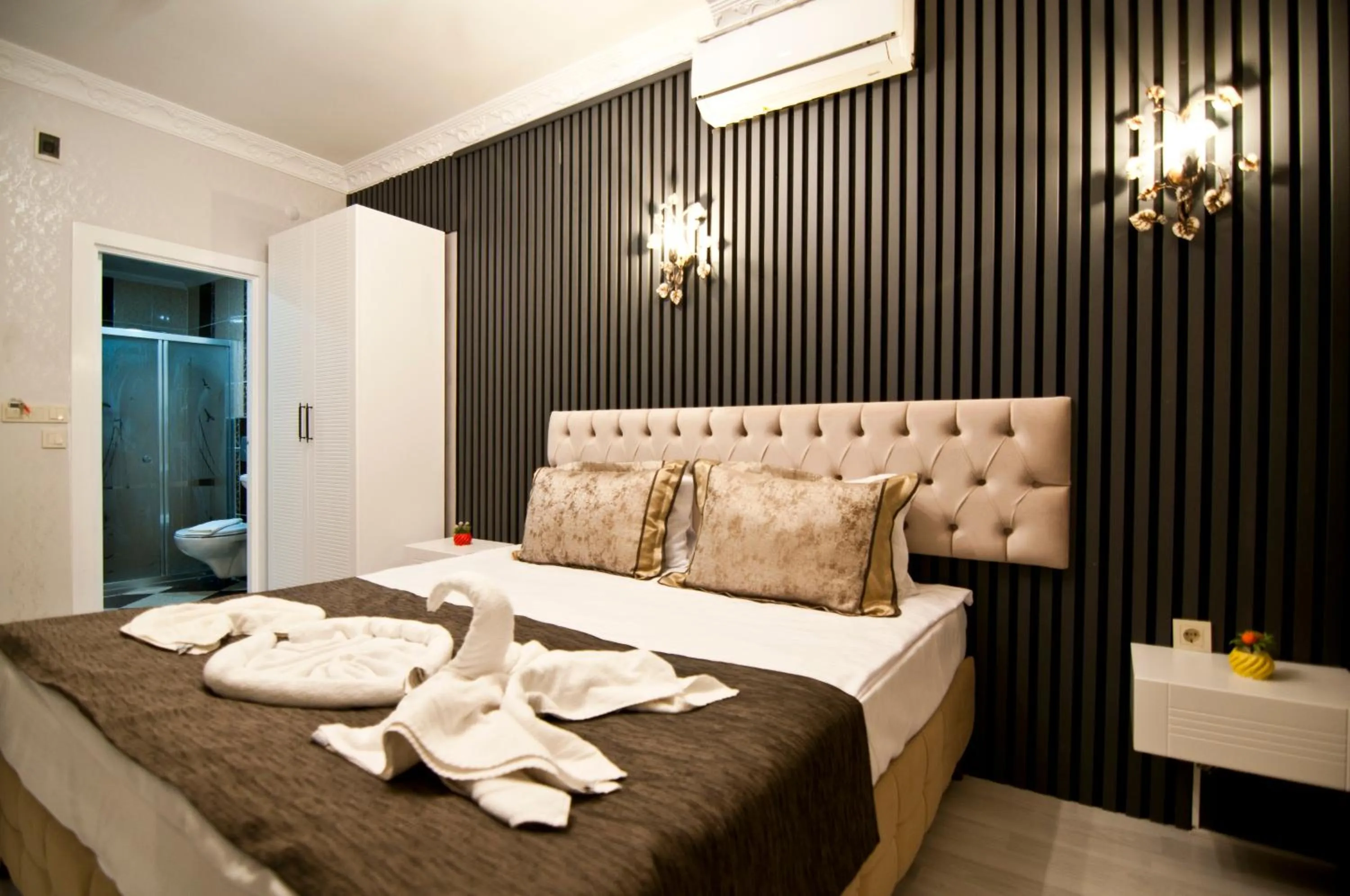 Photo of the whole room, Bed in Hotel Broken Column