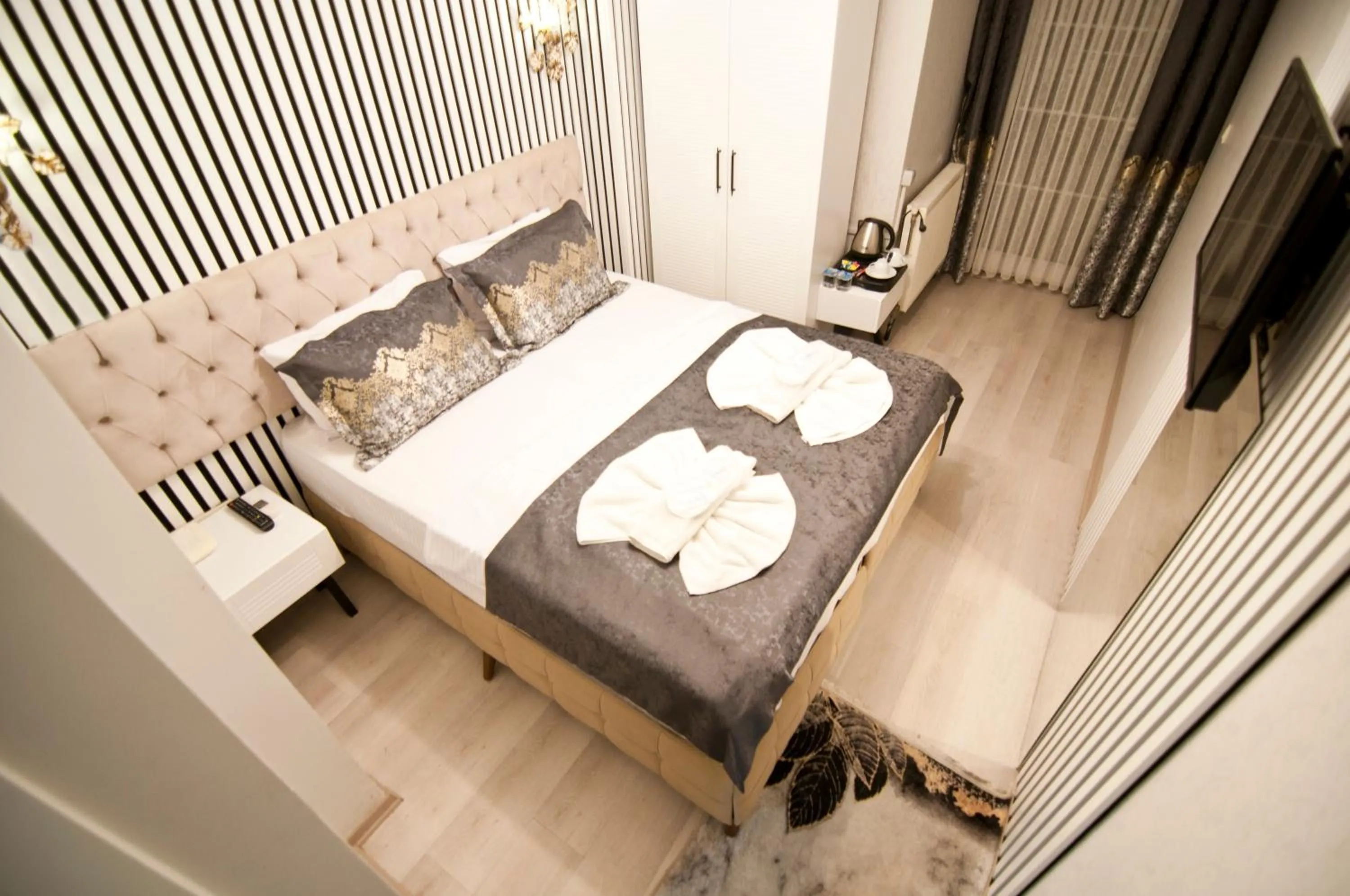 Photo of the whole room, Bed in Hotel Broken Column