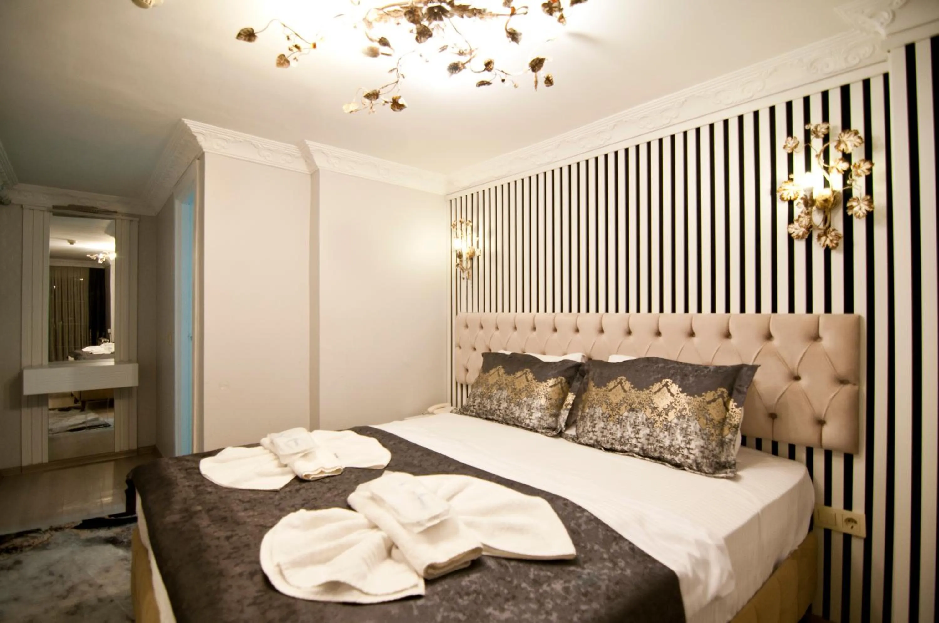 Photo of the whole room, Bed in Hotel Broken Column