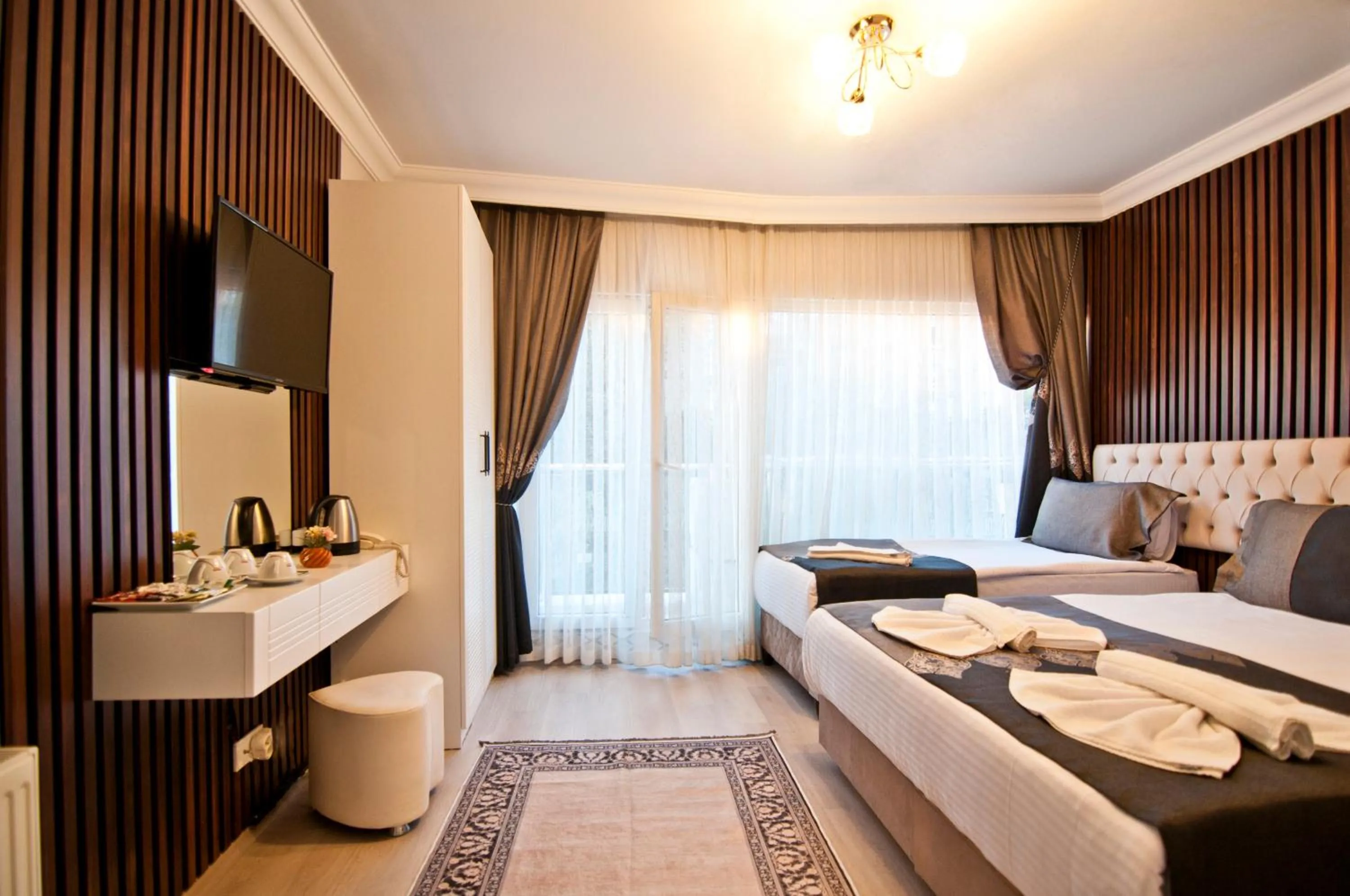 Photo of the whole room, Bed in Hotel Broken Column