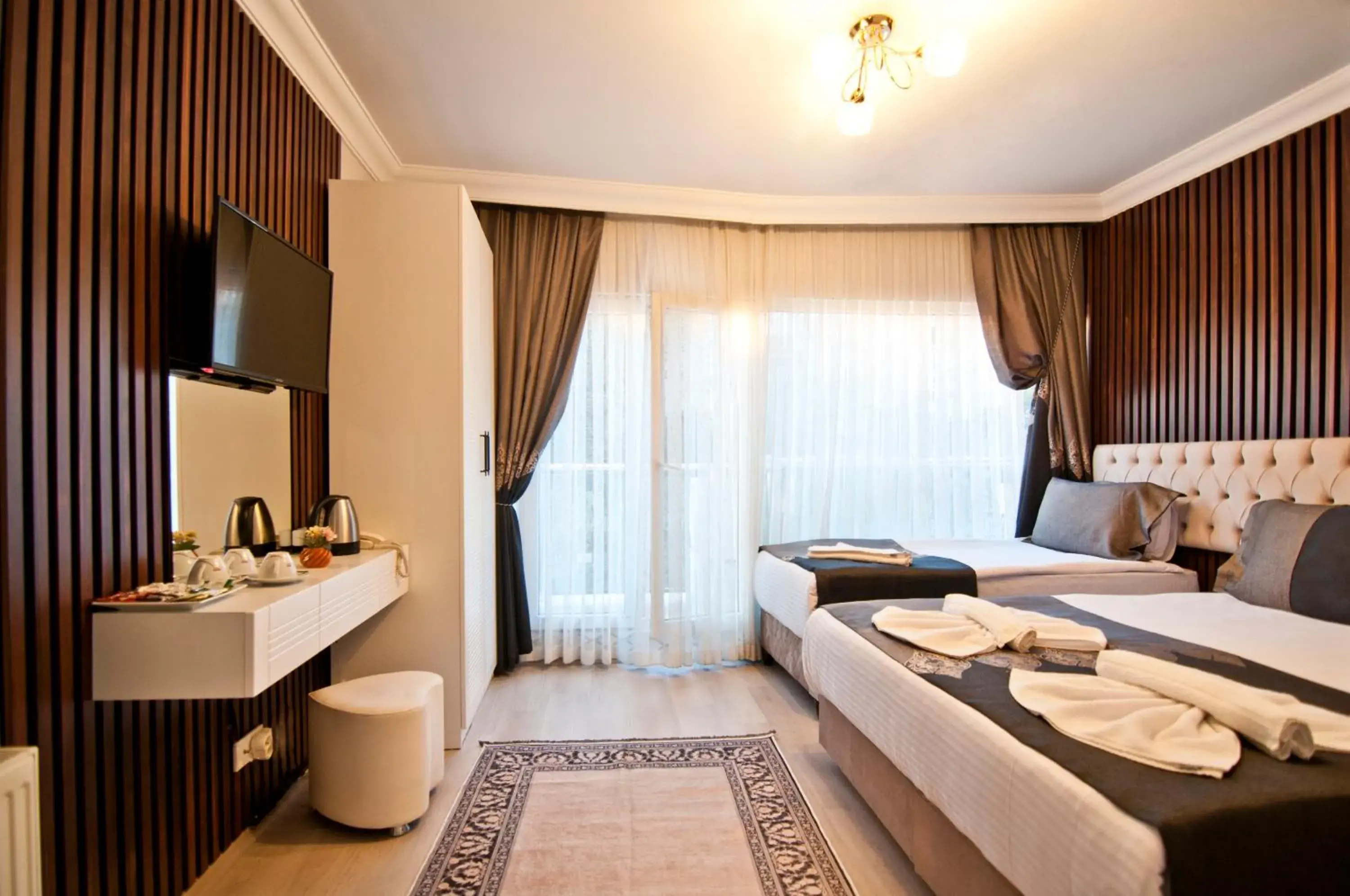 Photo of the whole room, Bed in Hotel Broken Column Photo of the whole room, Bed in Hotel Broken Column