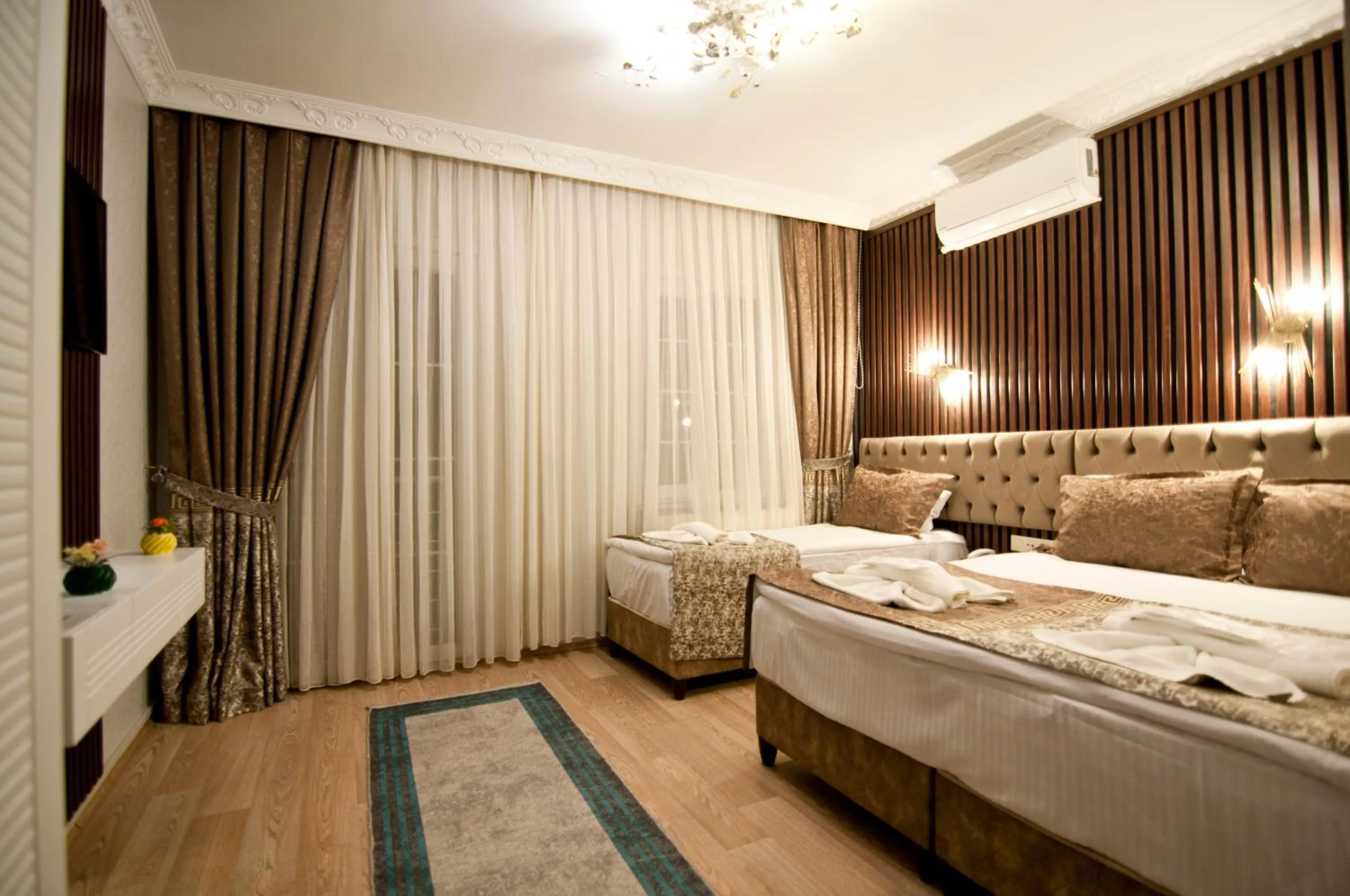 Photo of the whole room, Bed in Hotel Broken Column