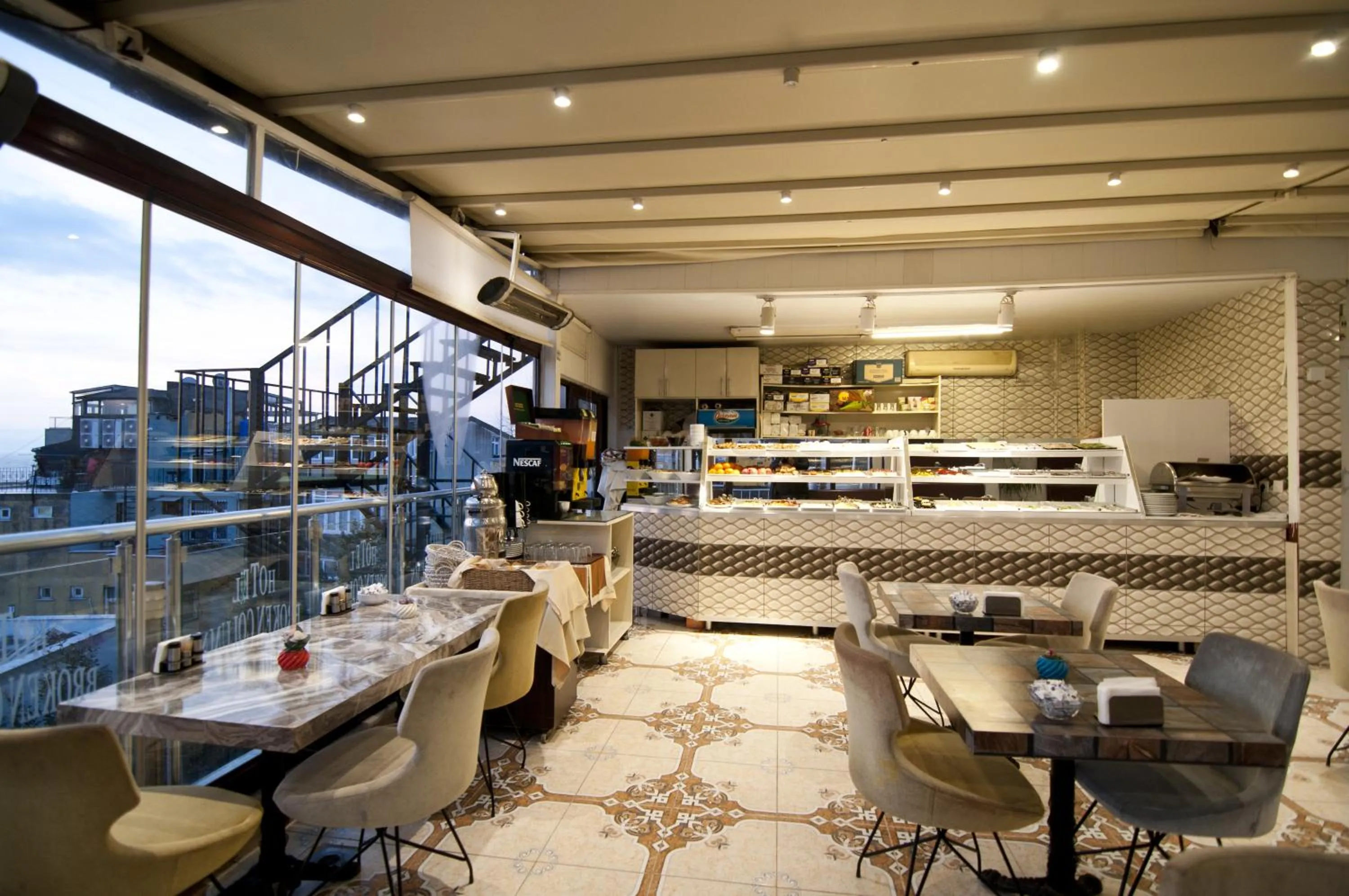 Restaurant/places to eat in Hotel Broken Column