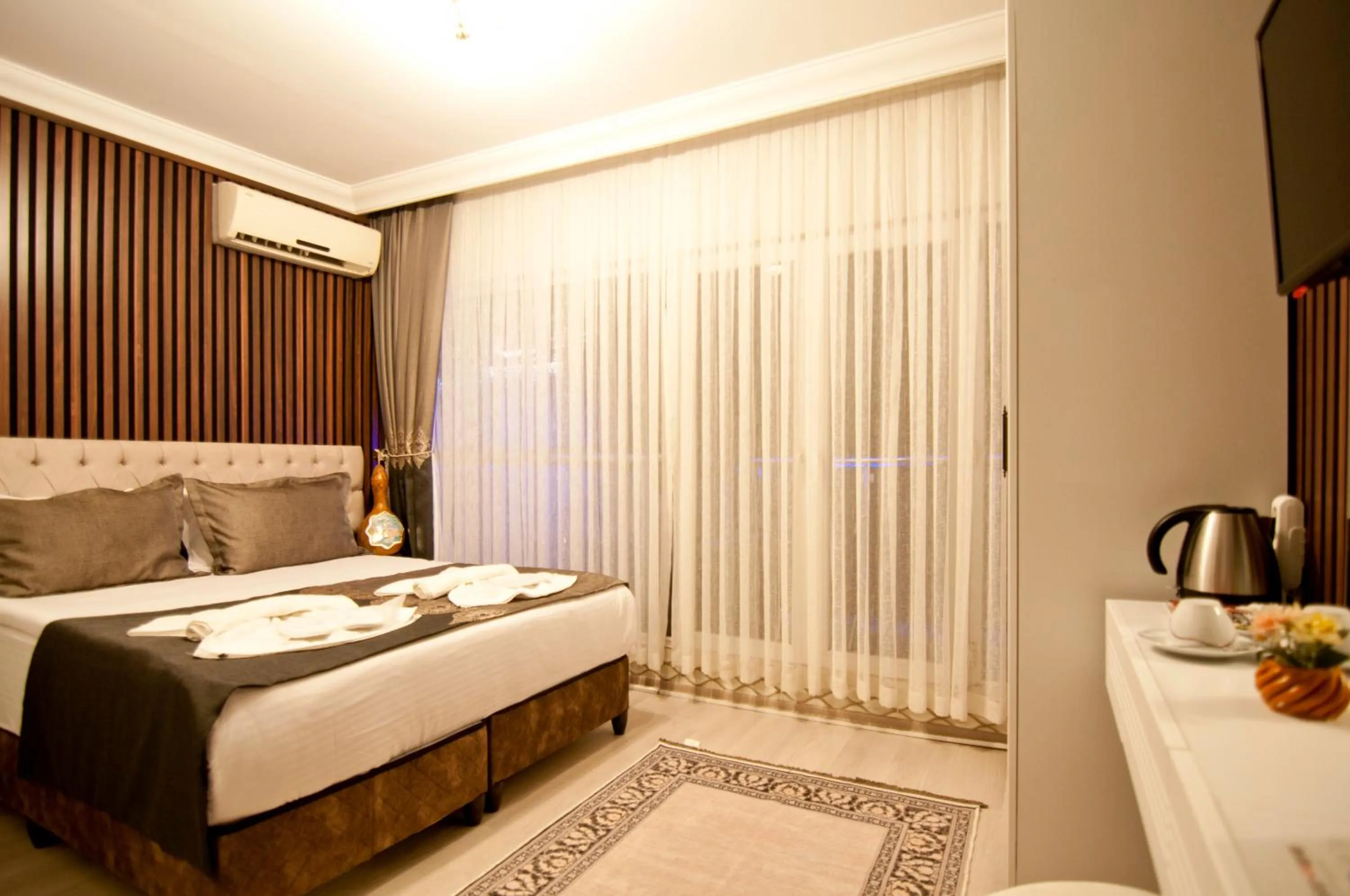 Photo of the whole room, Bed in Hotel Broken Column