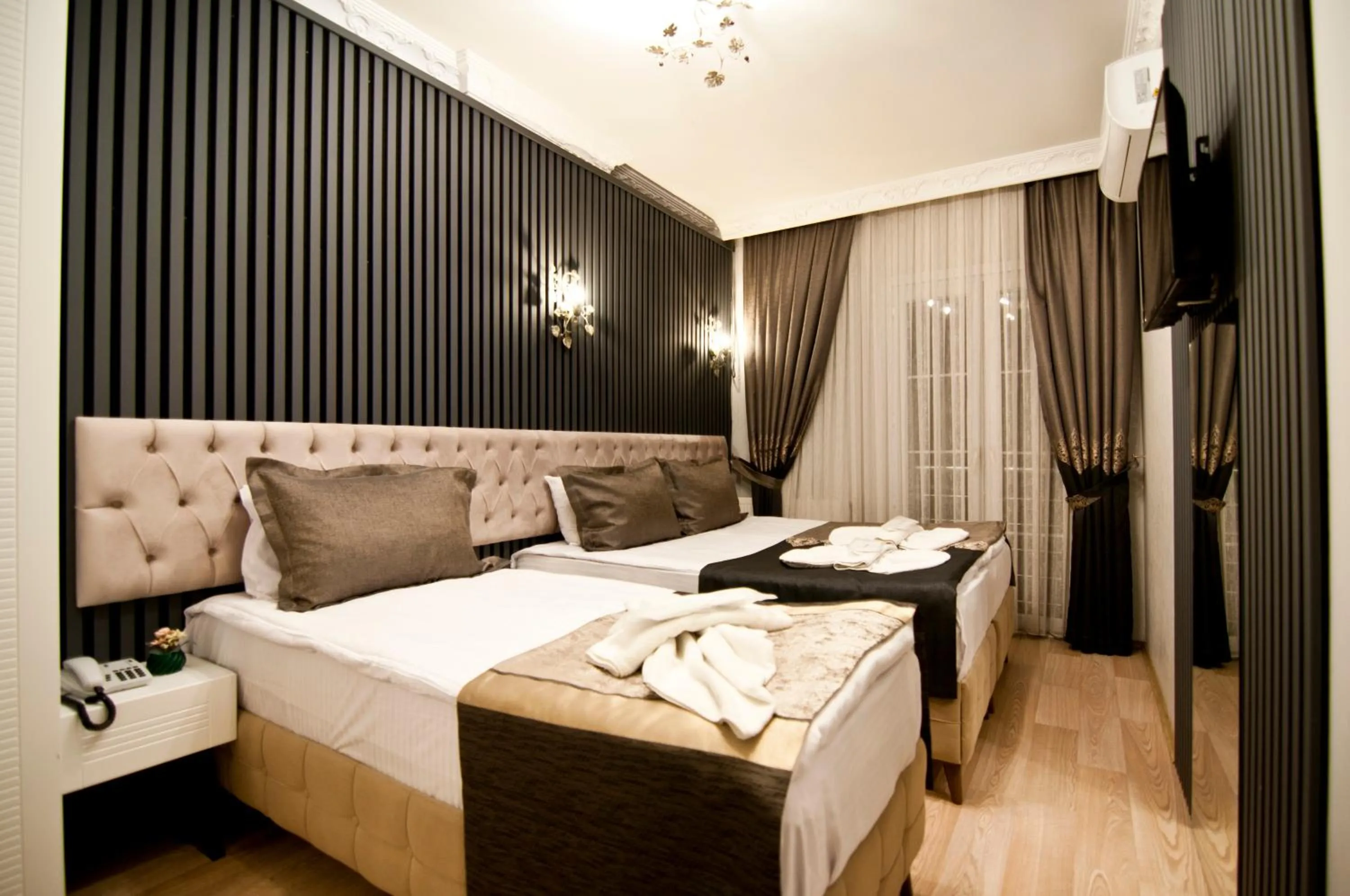 Photo of the whole room, Bed in Hotel Broken Column