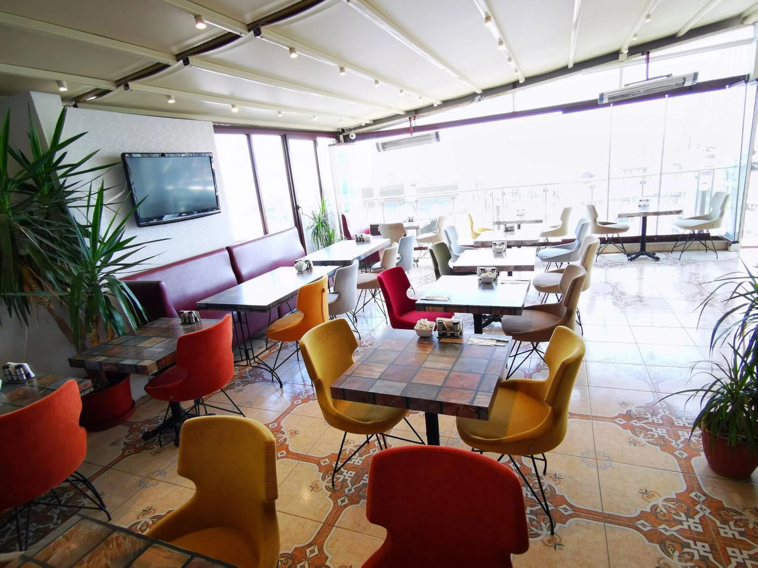 Restaurant/places to eat in Hotel Broken Column