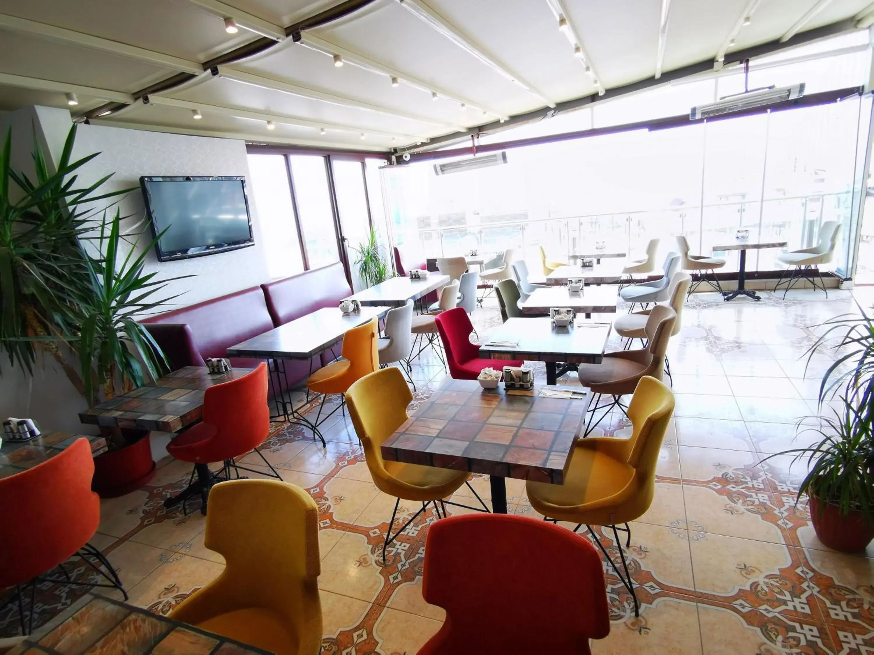 Restaurant/places to eat in Hotel Broken Column Restaurant/places to eat in Hotel Broken Column