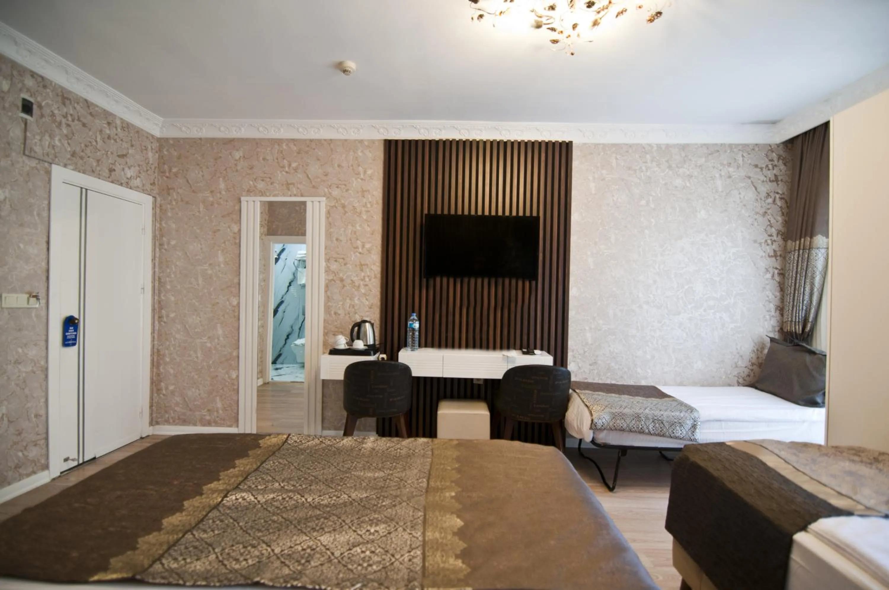 Bedroom, Bed in Hotel Broken Column