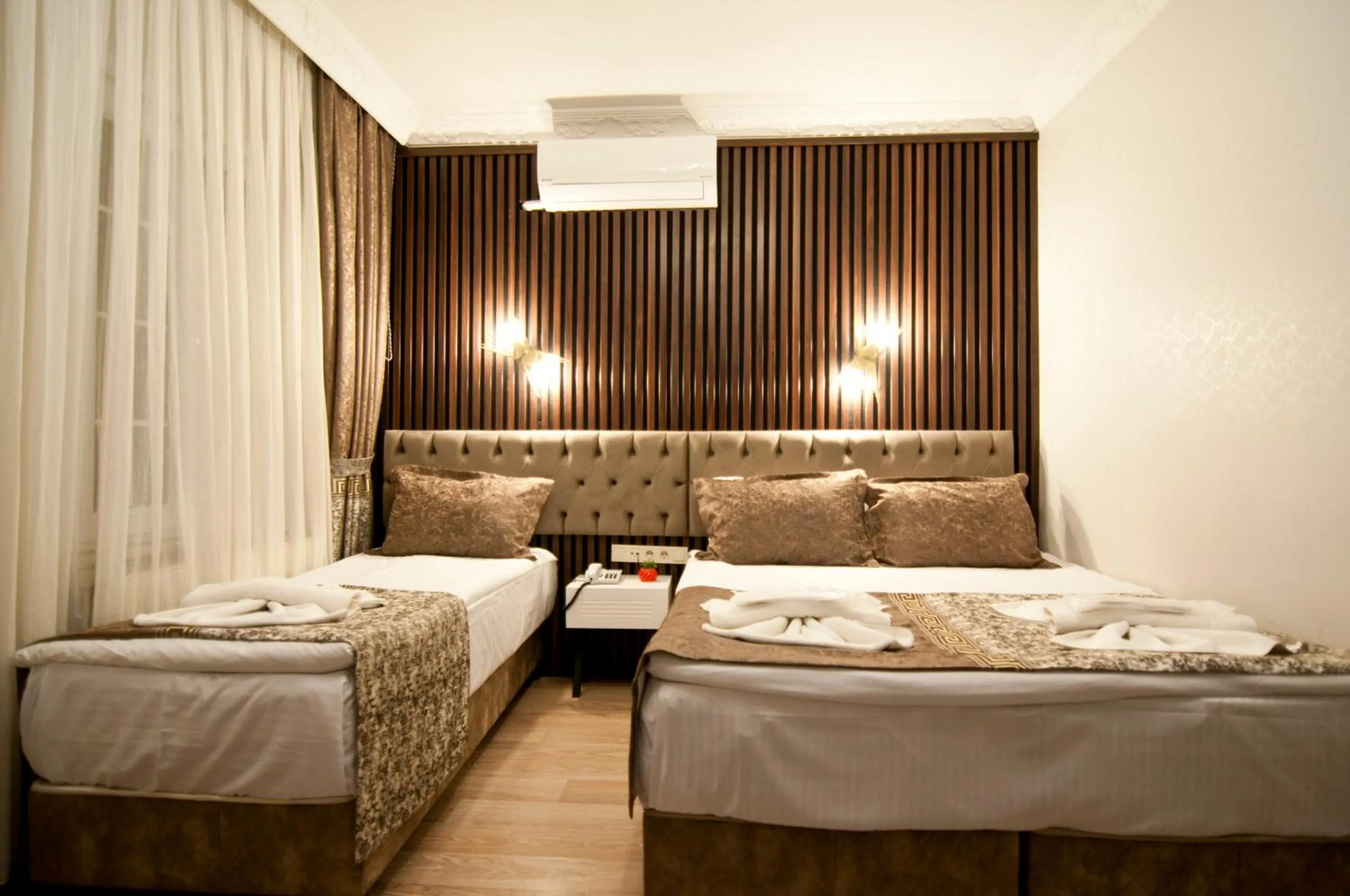 Photo of the whole room, Bed in Hotel Broken Column