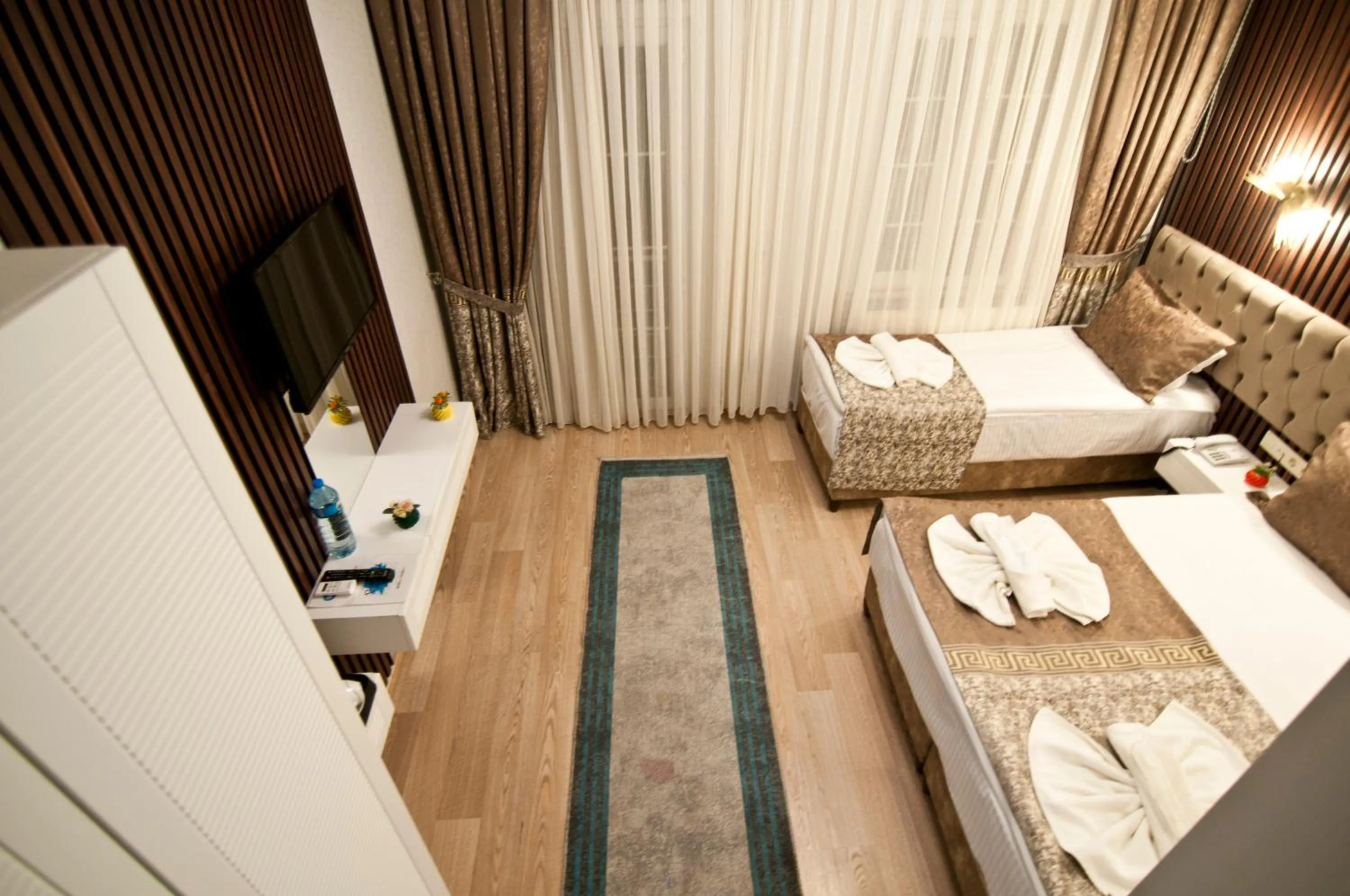 Photo of the whole room, Bed in Hotel Broken Column