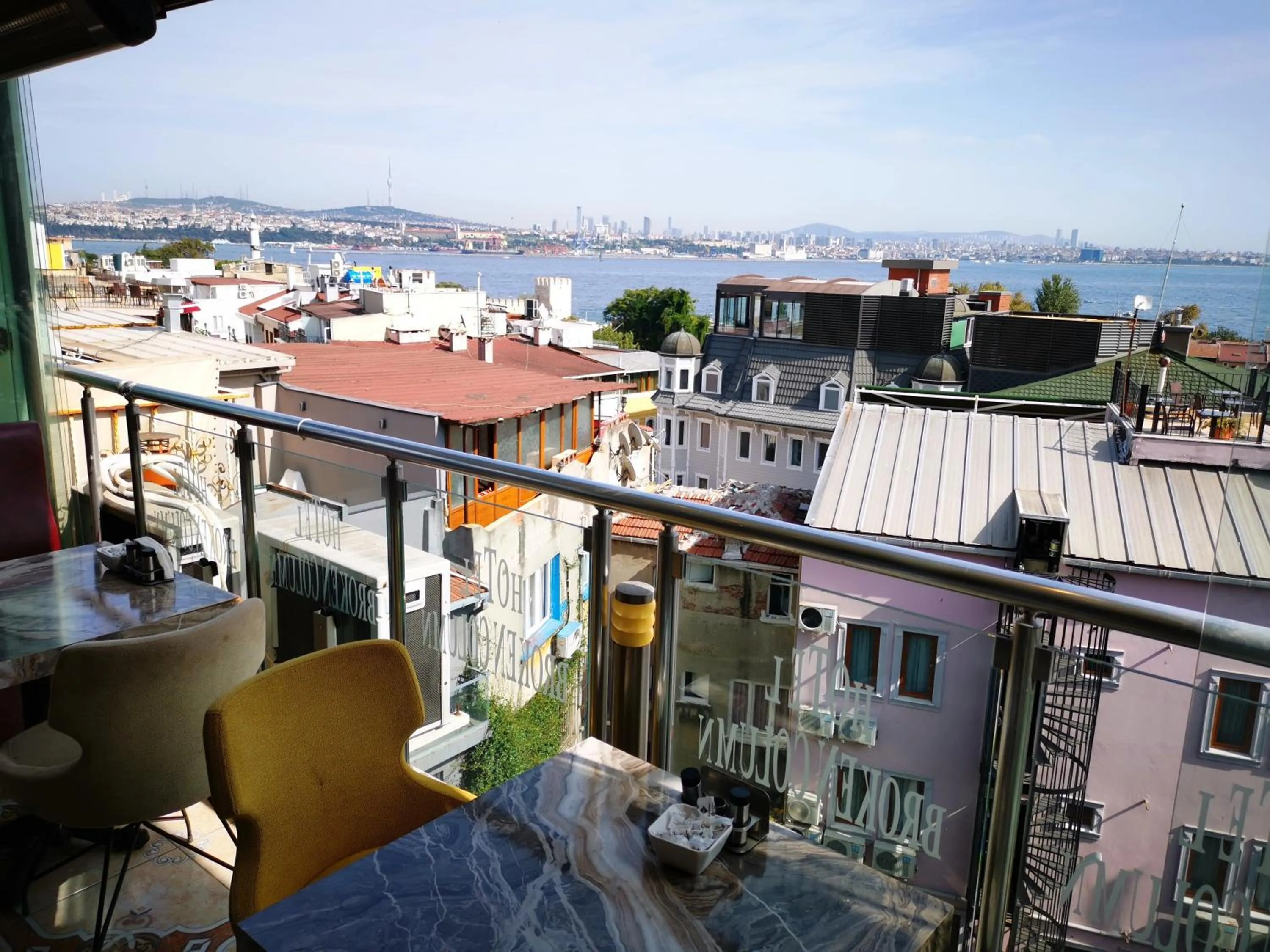 Restaurant/places to eat in Hotel Broken Column