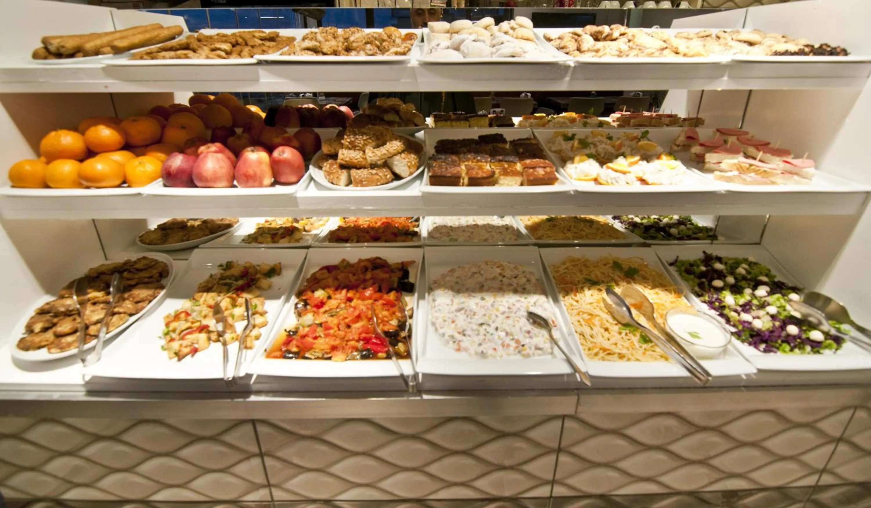 Breakfast in Hotel Broken Column