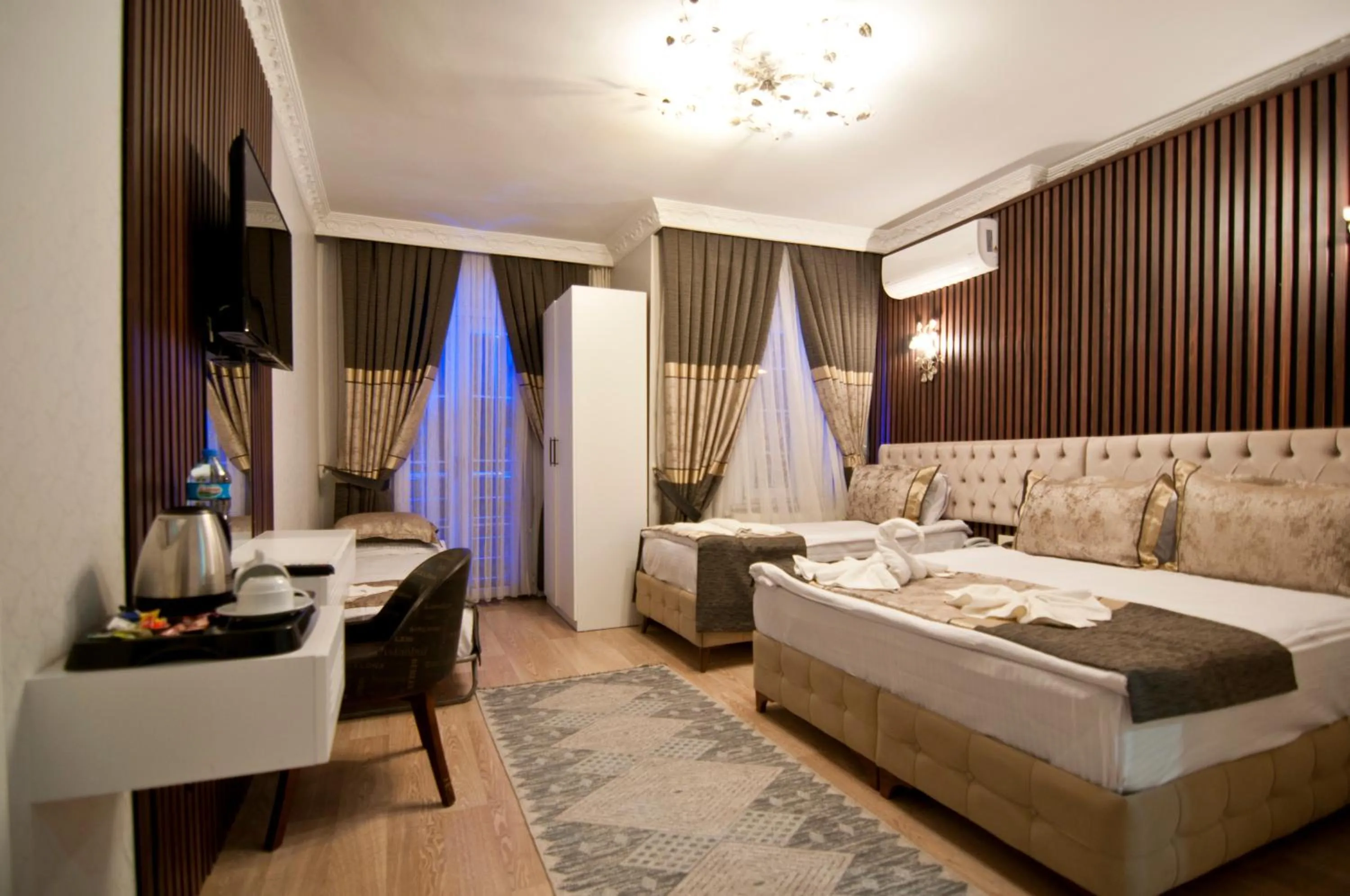 Photo of the whole room, Bed in Hotel Broken Column