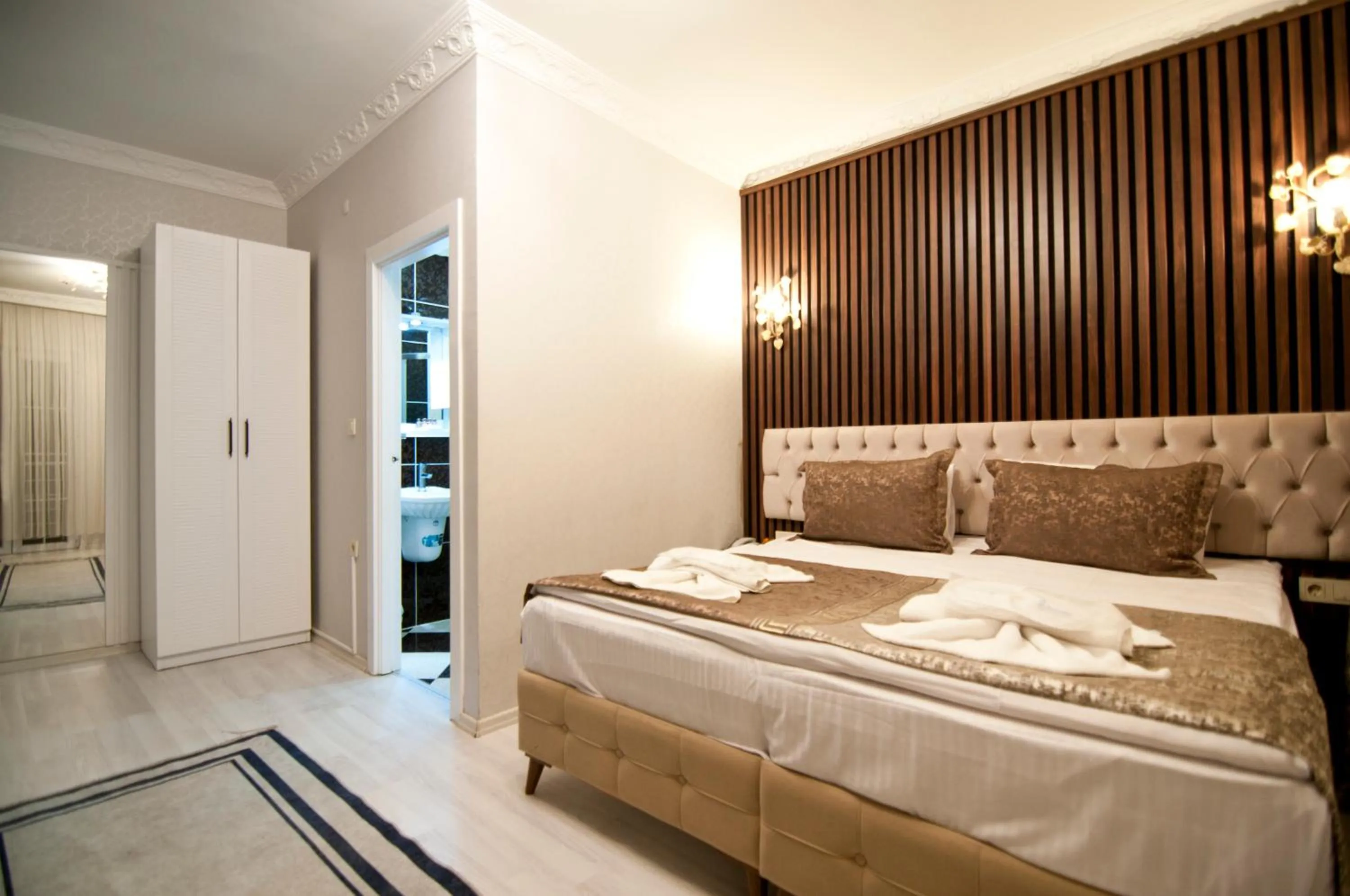 Photo of the whole room, Bed in Hotel Broken Column