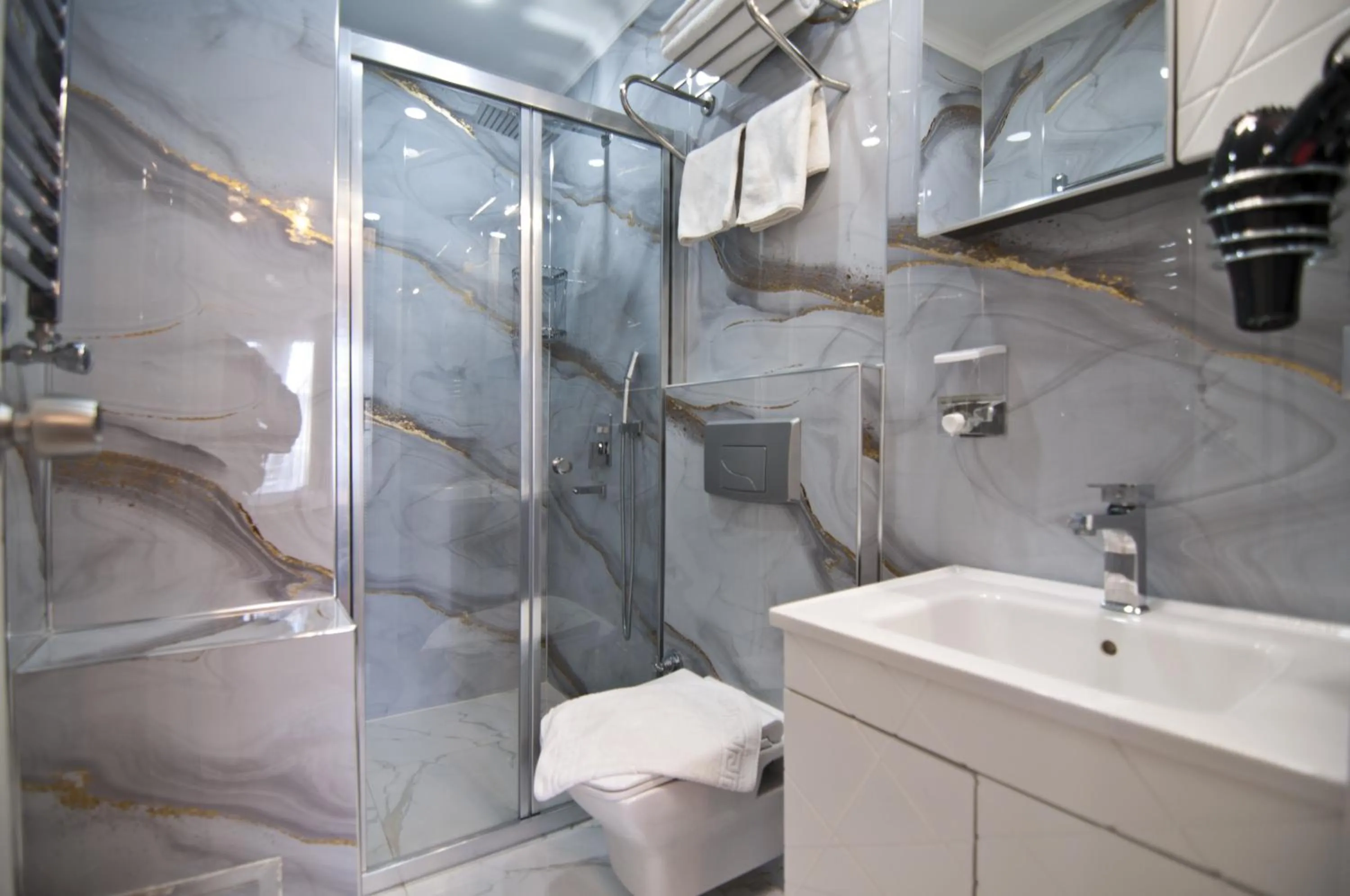 Bathroom in Hotel Broken Column