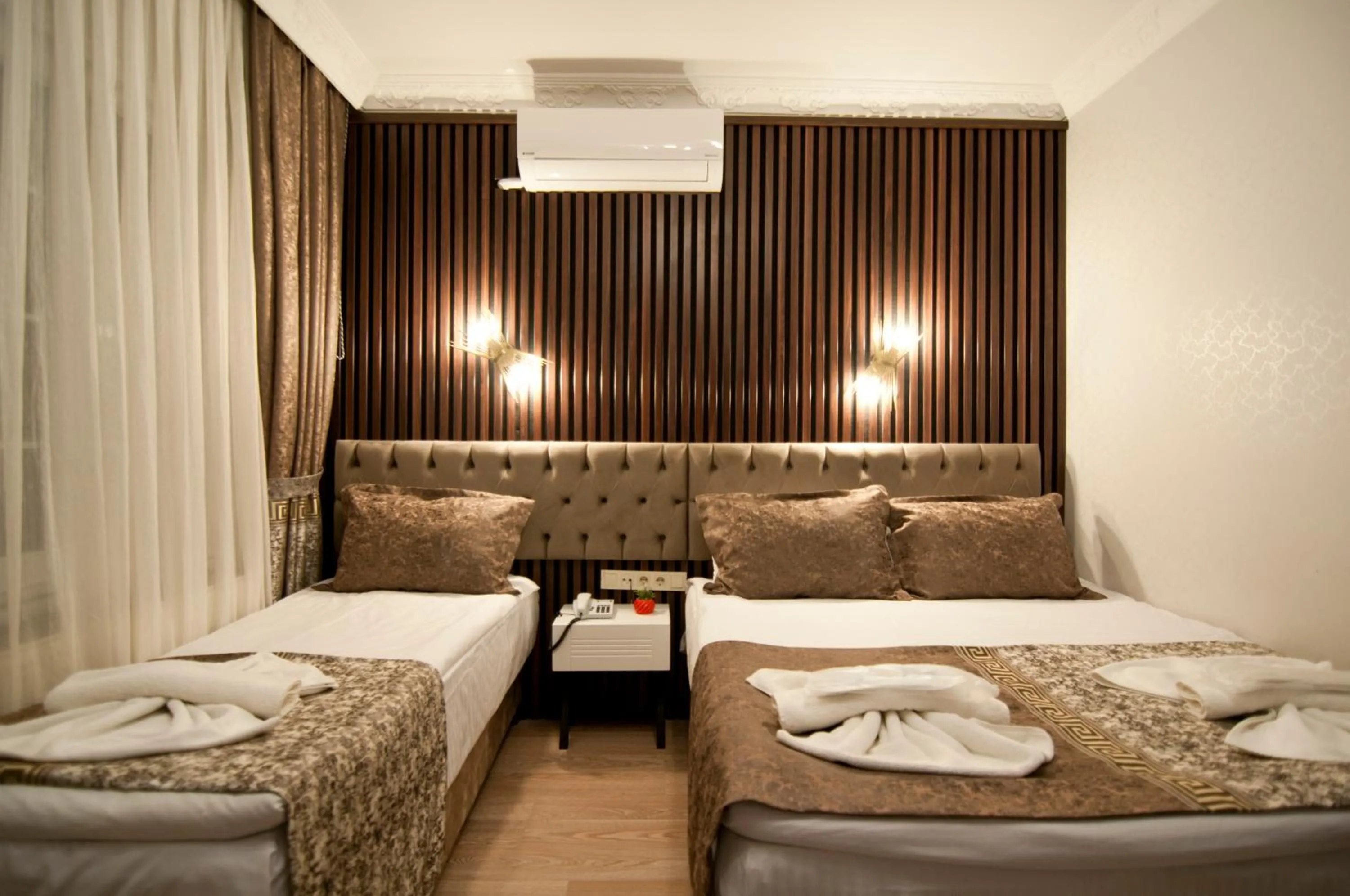 Photo of the whole room, Bed in Hotel Broken Column