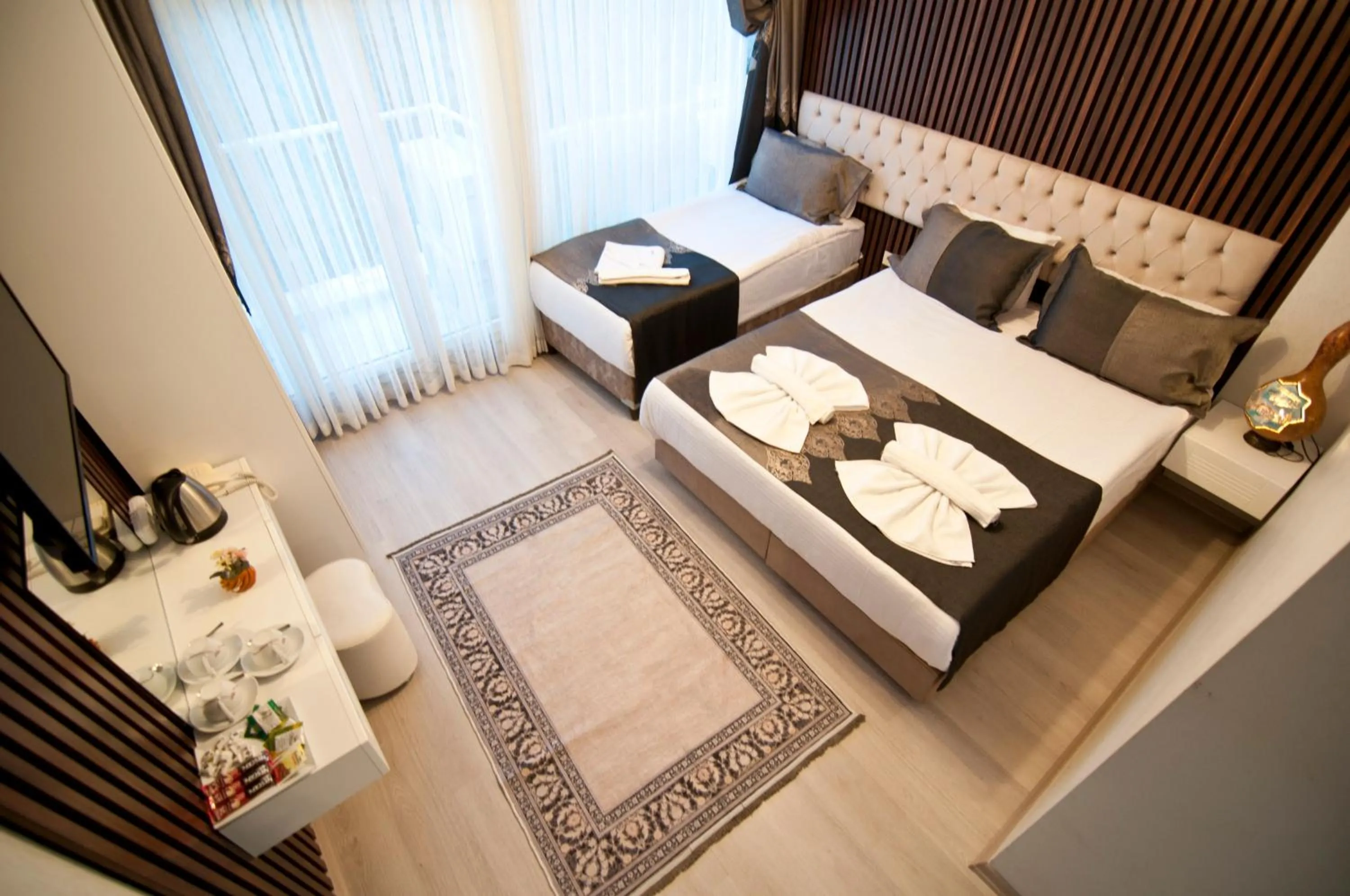 Photo of the whole room, Bed in Hotel Broken Column