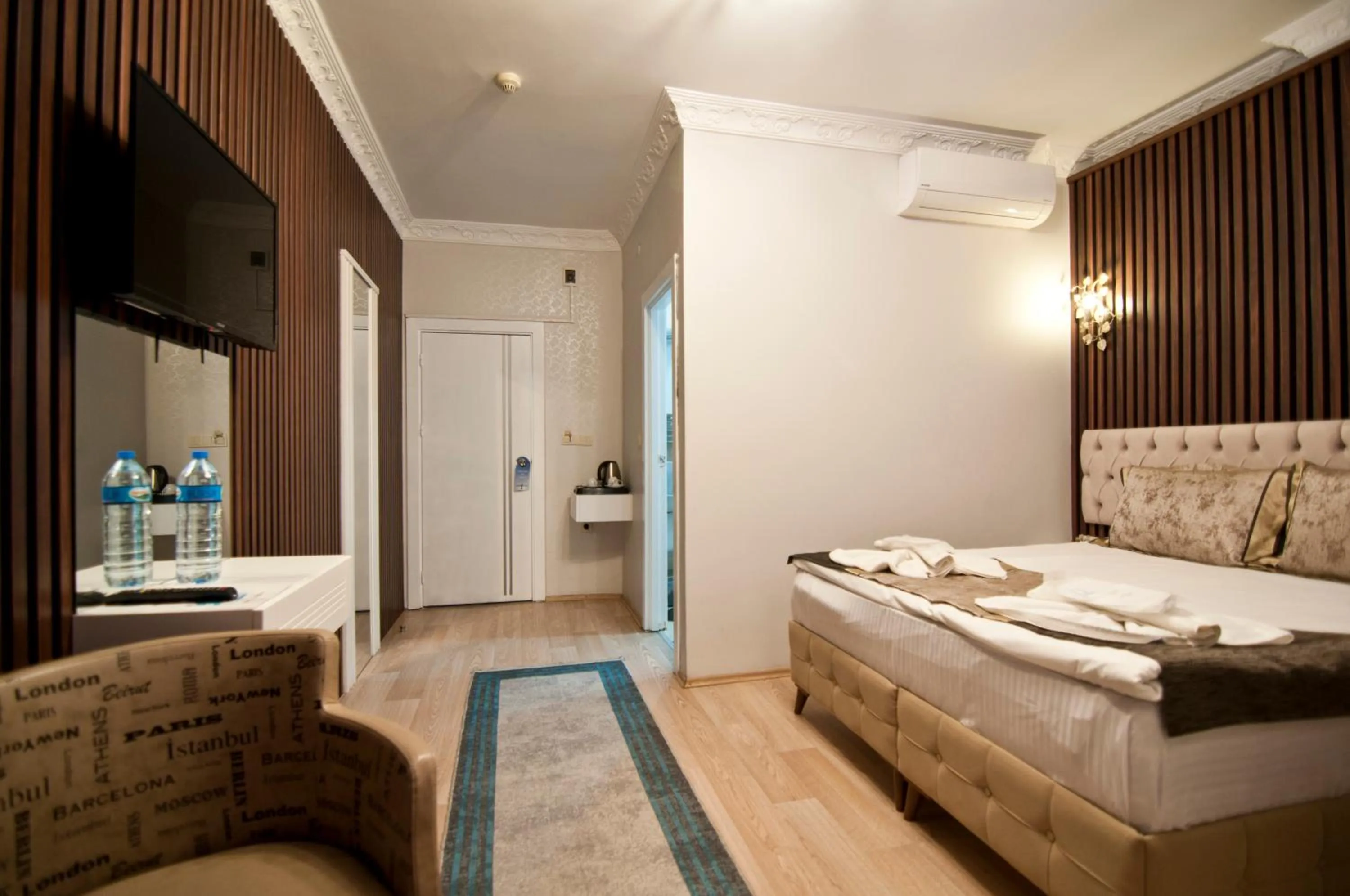 Photo of the whole room, Bed in Hotel Broken Column