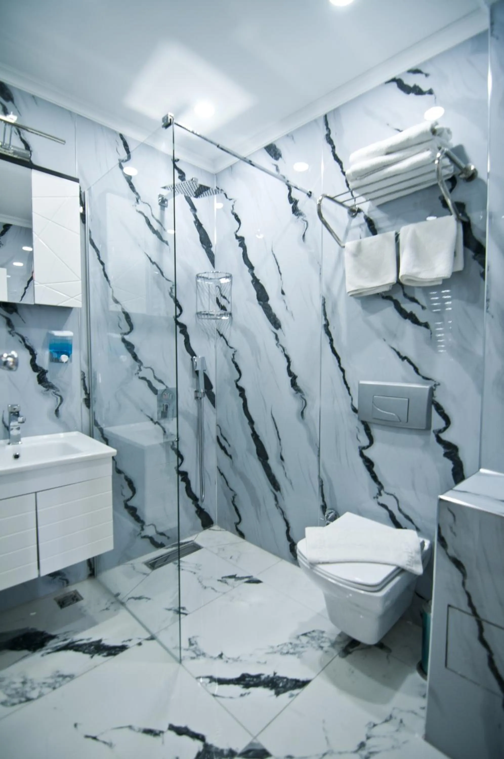 Bathroom in Hotel Broken Column