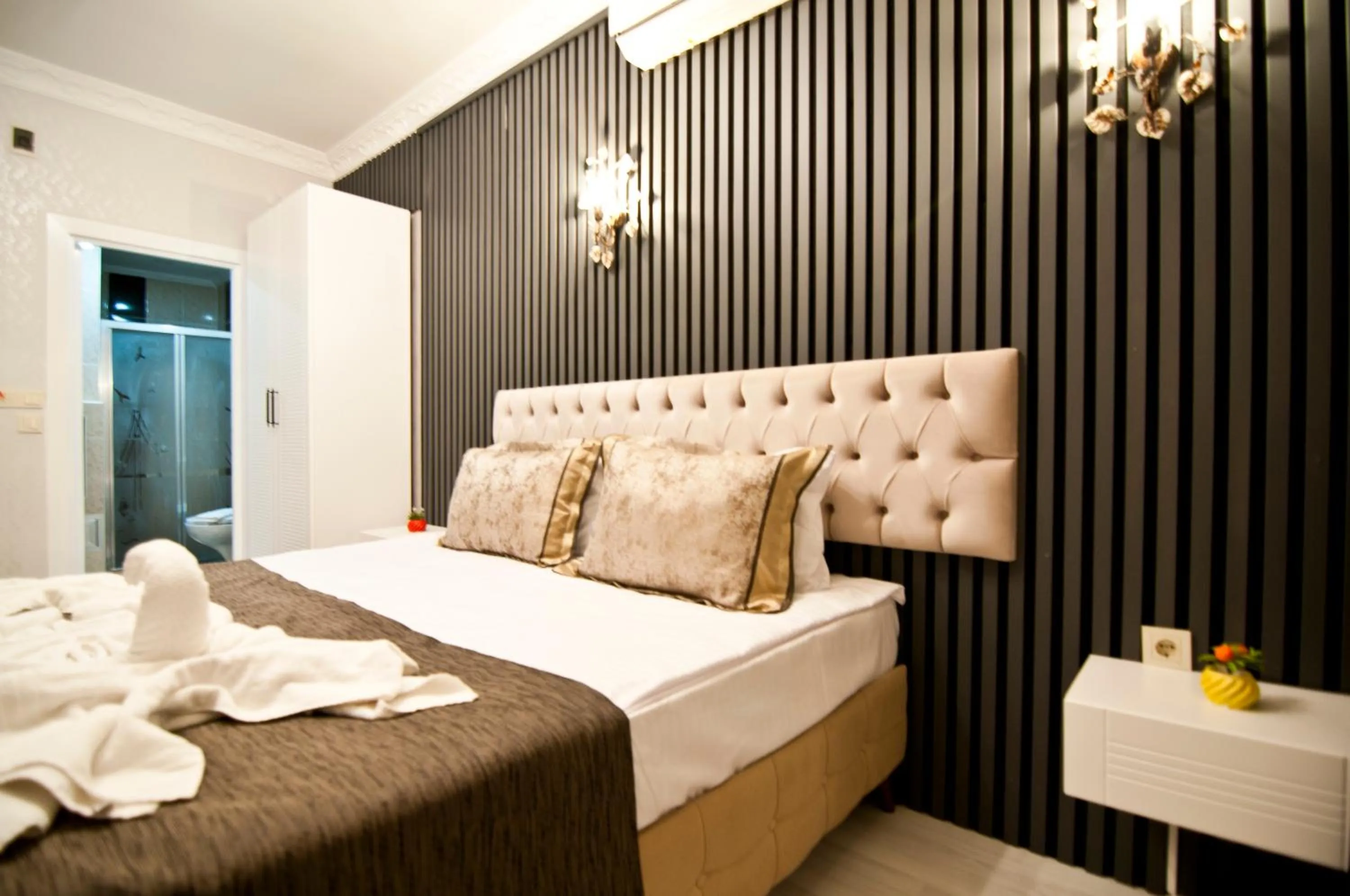 Photo of the whole room, Bed in Hotel Broken Column