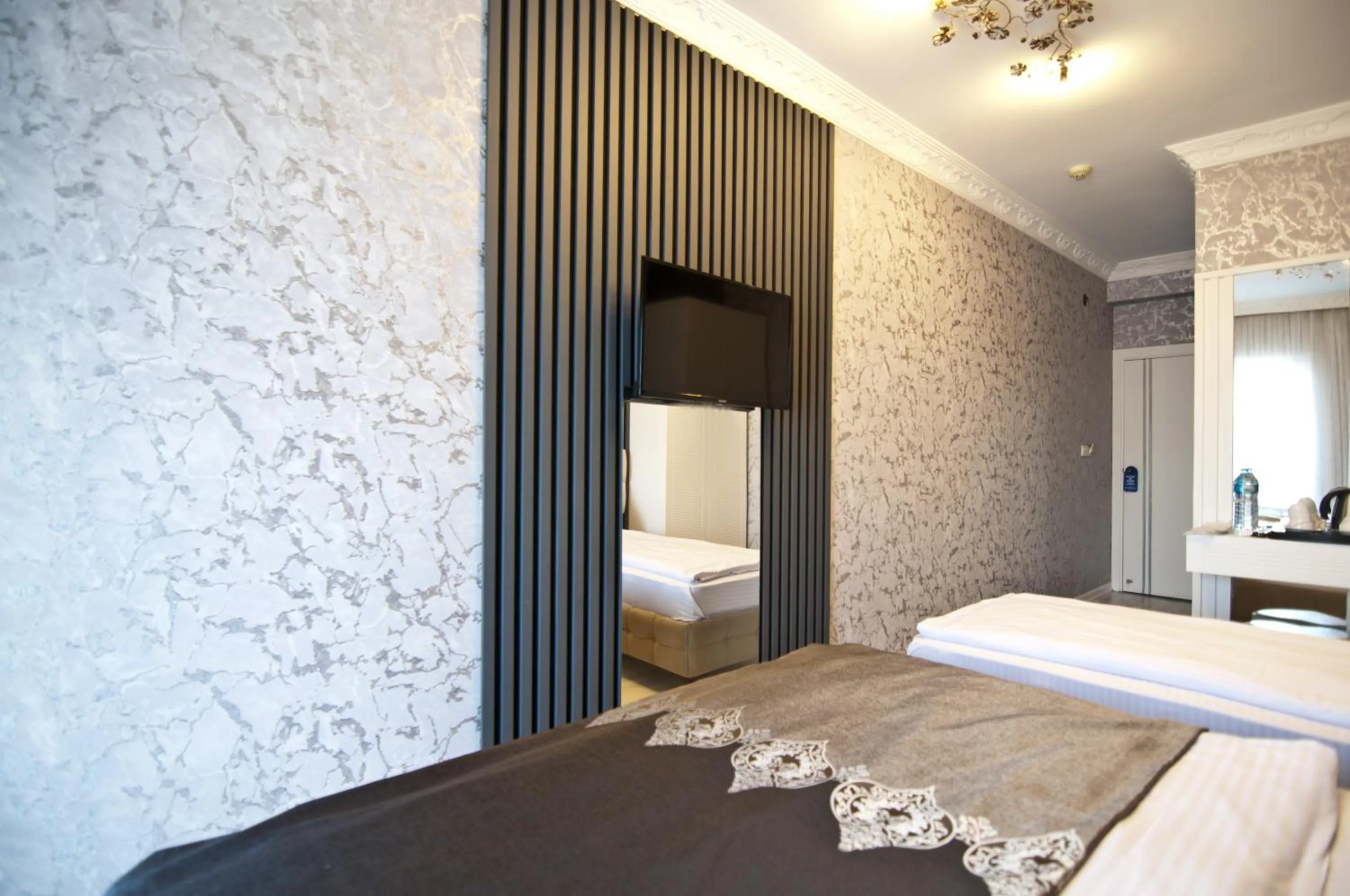 Bedroom, Bed in Hotel Broken Column