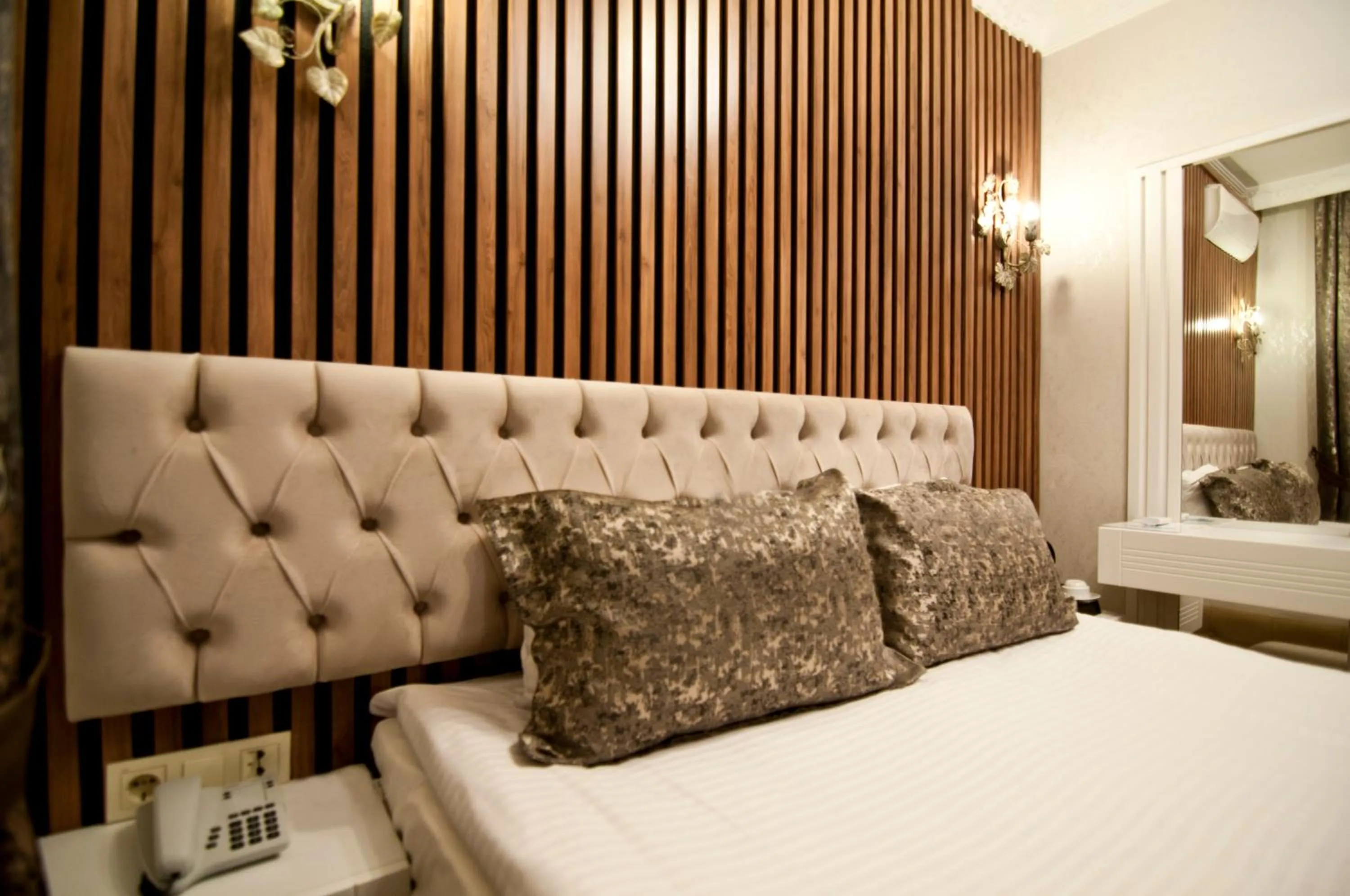 Photo of the whole room, Bed in Hotel Broken Column