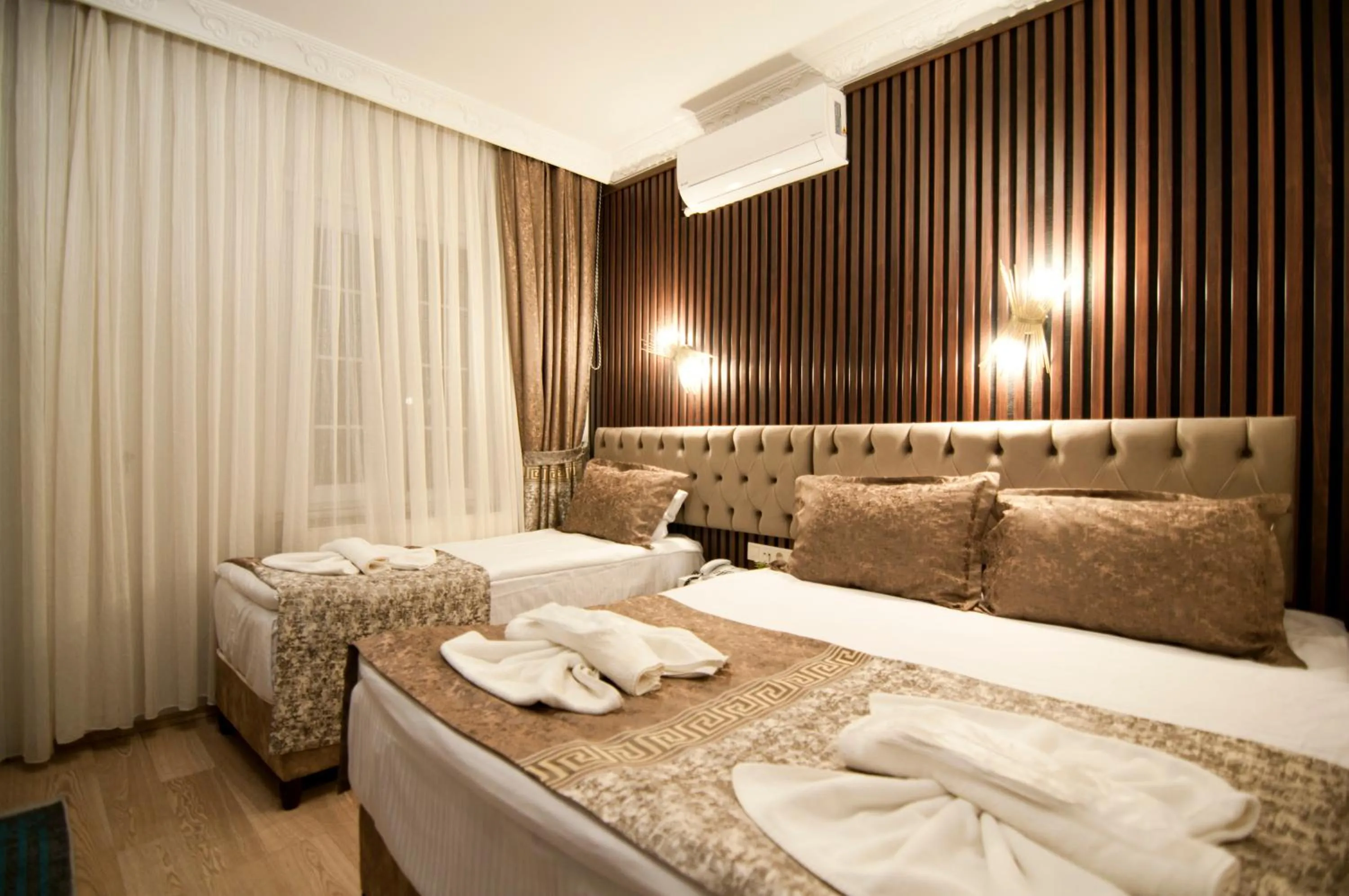 Photo of the whole room, Bed in Hotel Broken Column