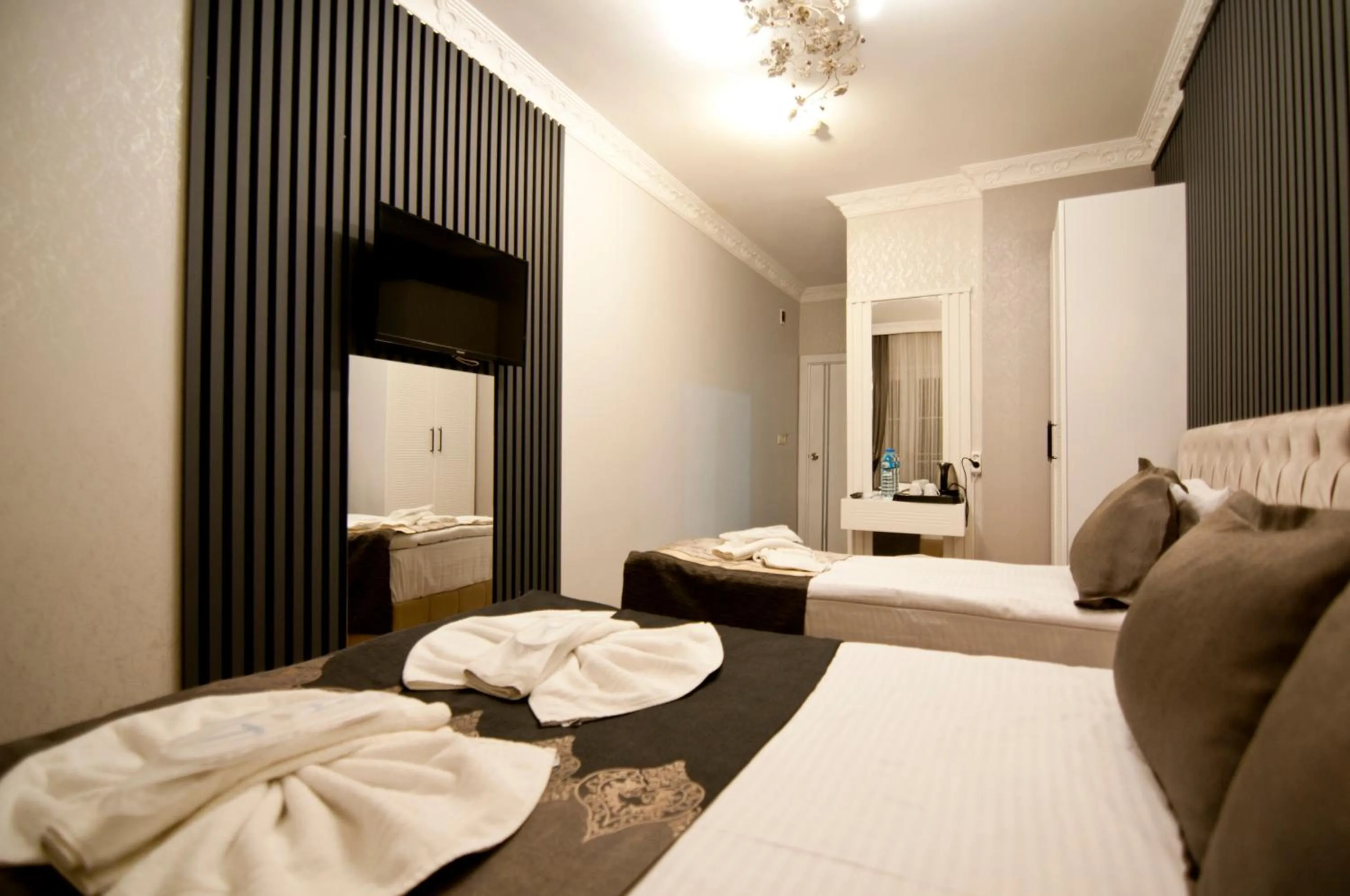 Photo of the whole room, Bed in Hotel Broken Column